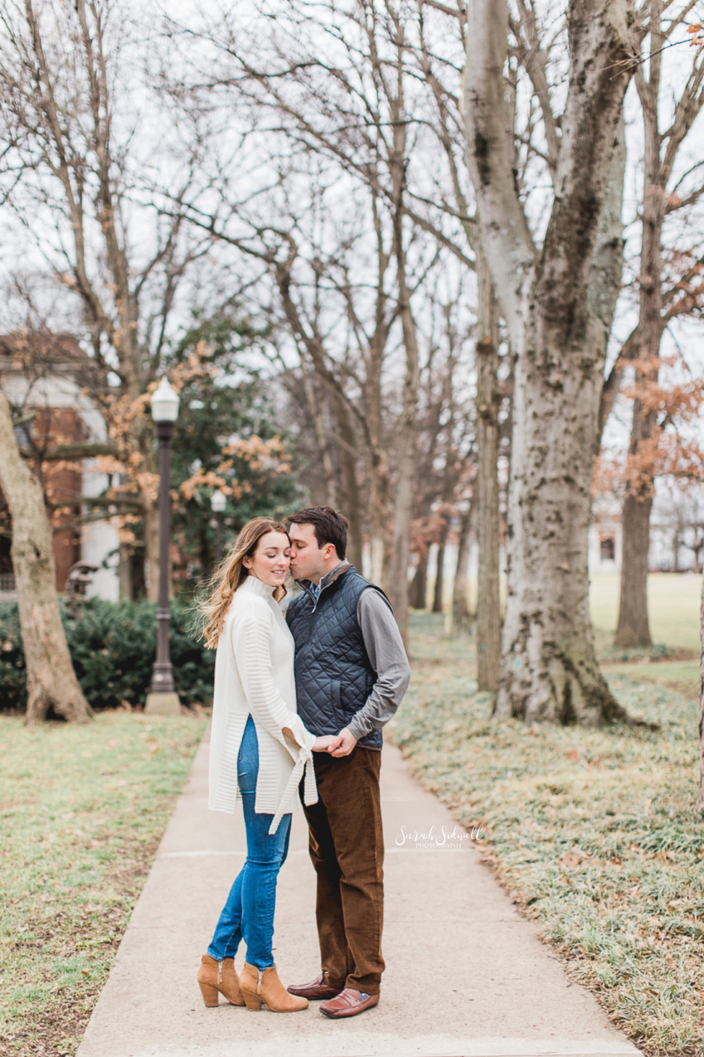 A Nashville engagement photographer captures a couple kissing. 