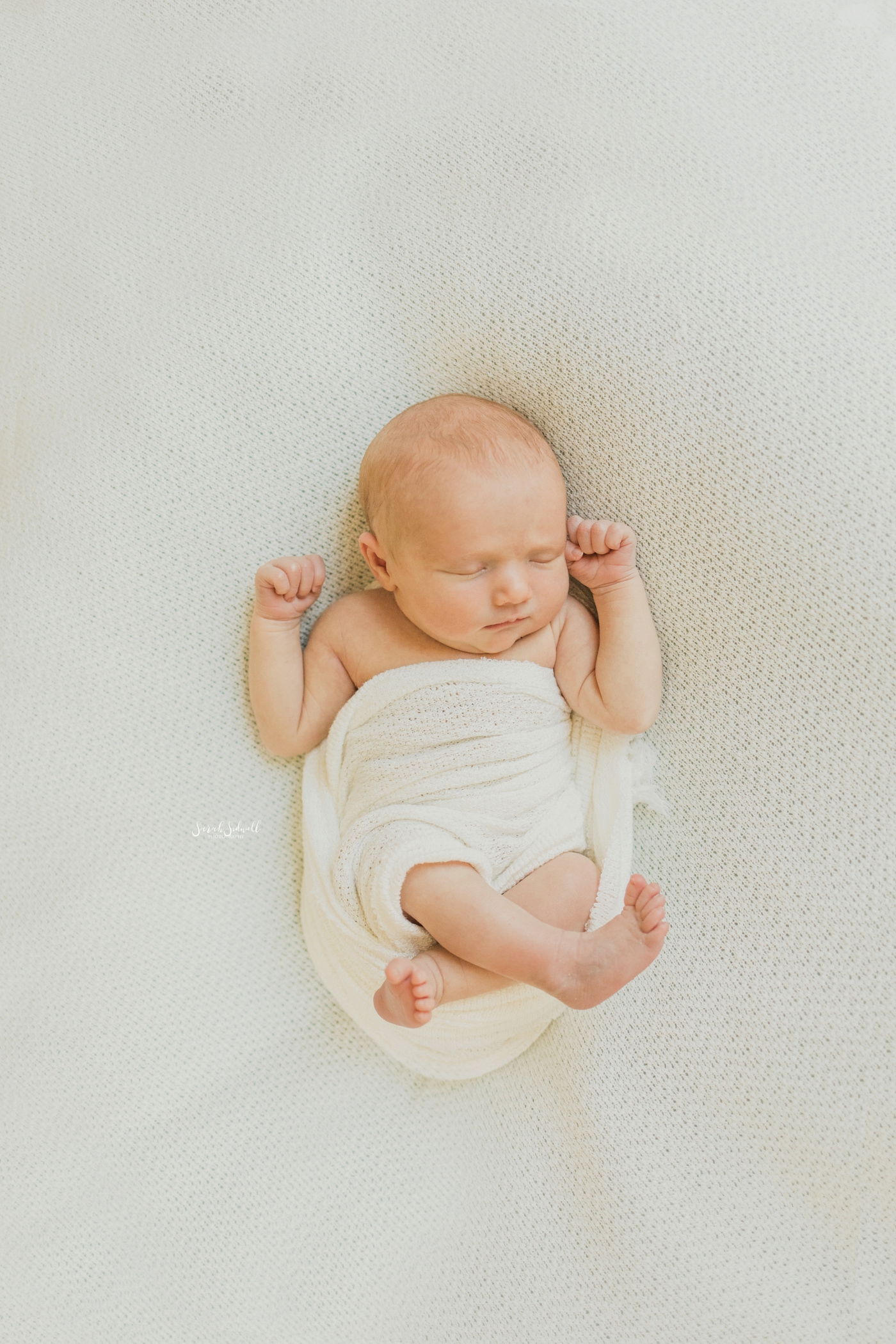 A baby folds her legs in her sleep | Home Newborn Session