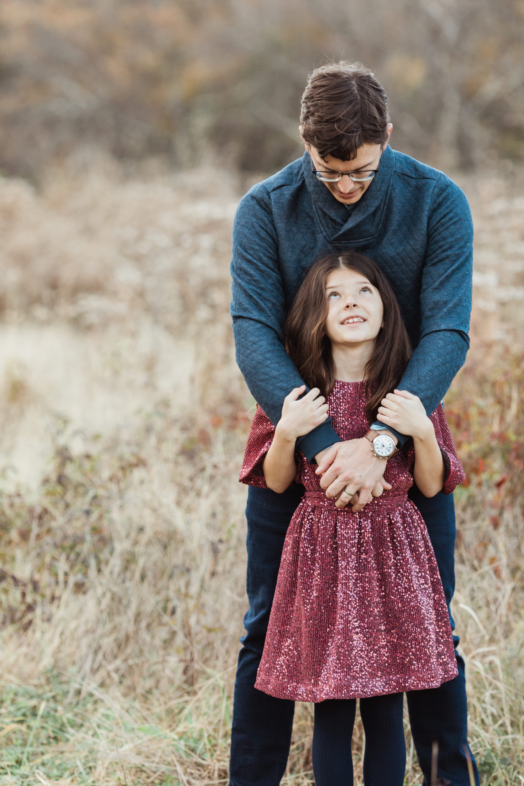Dad with daughter. Fall outfit ideas for fall family photos.