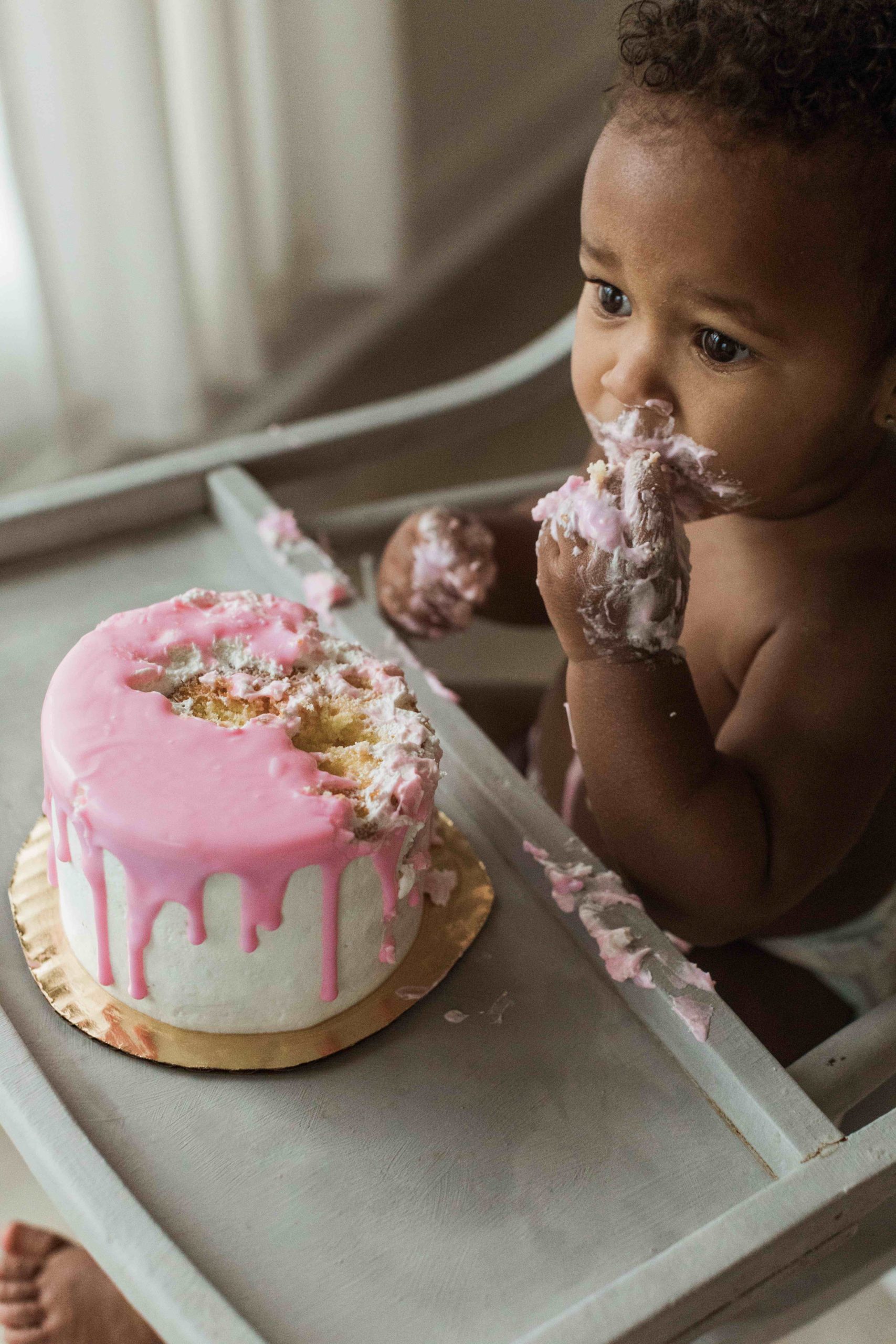 baby girl eating cake. cake smash session