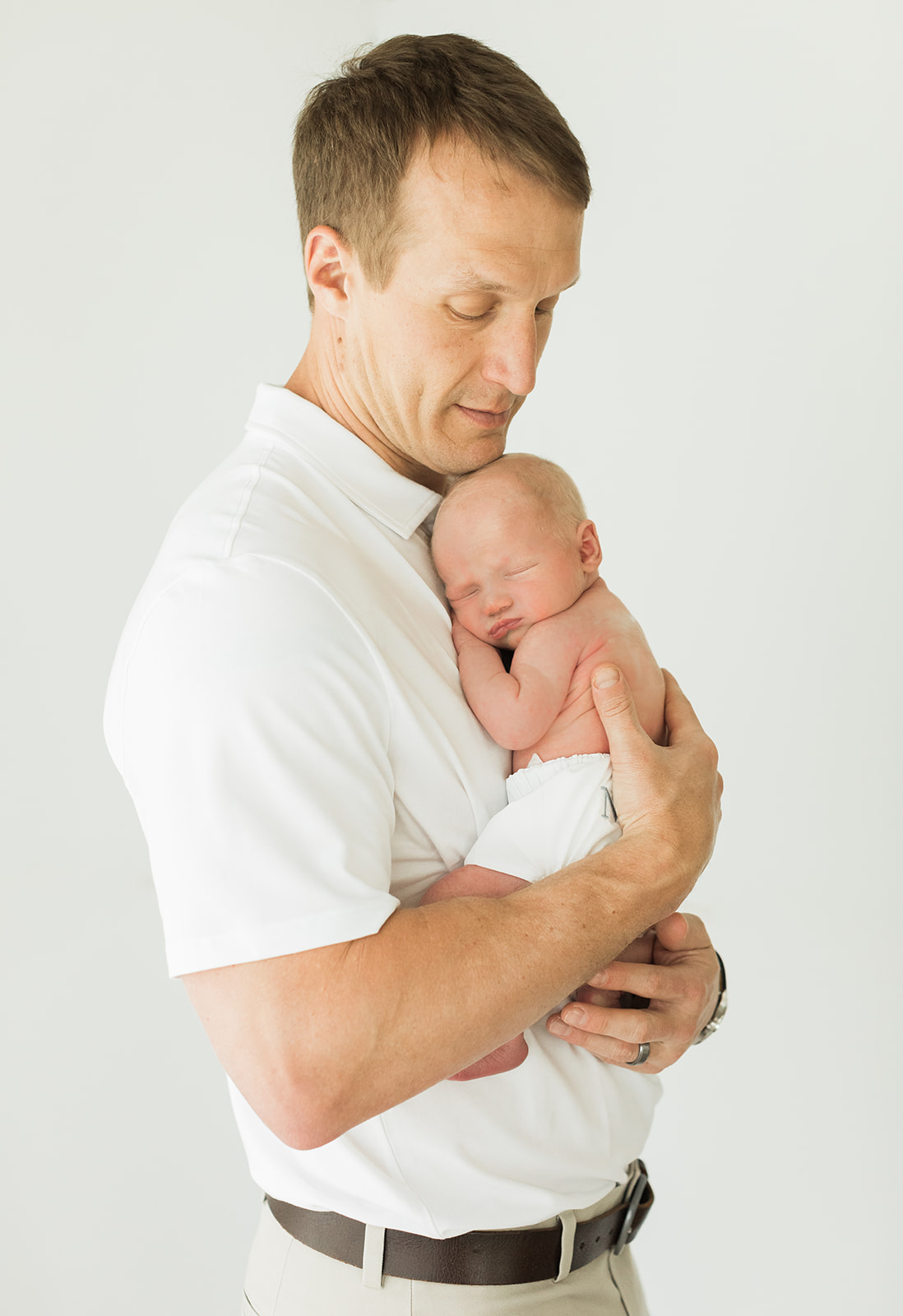 Nashville Newborn Photographer. Newborn Baby Photos. Dad and Baby.