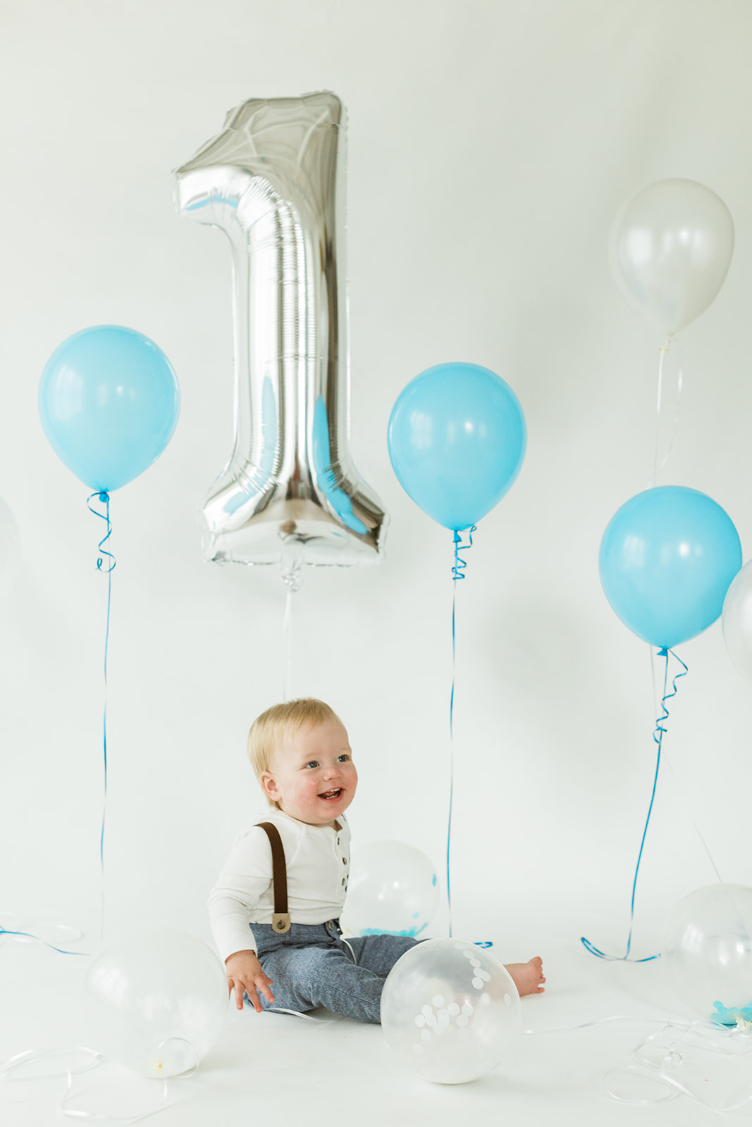 1 year old photo shoot in nashville tennessee. baby with birthday balloons
