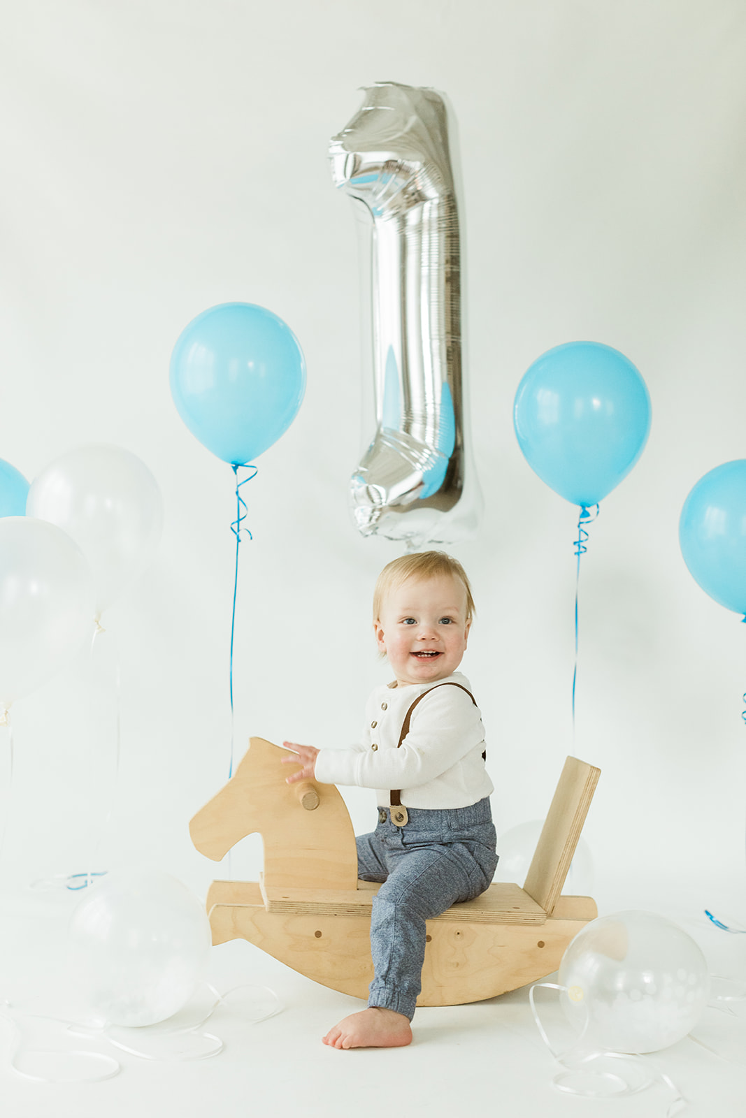 1 year old photo shoot in nashville tennessee. baby with birthday balloons