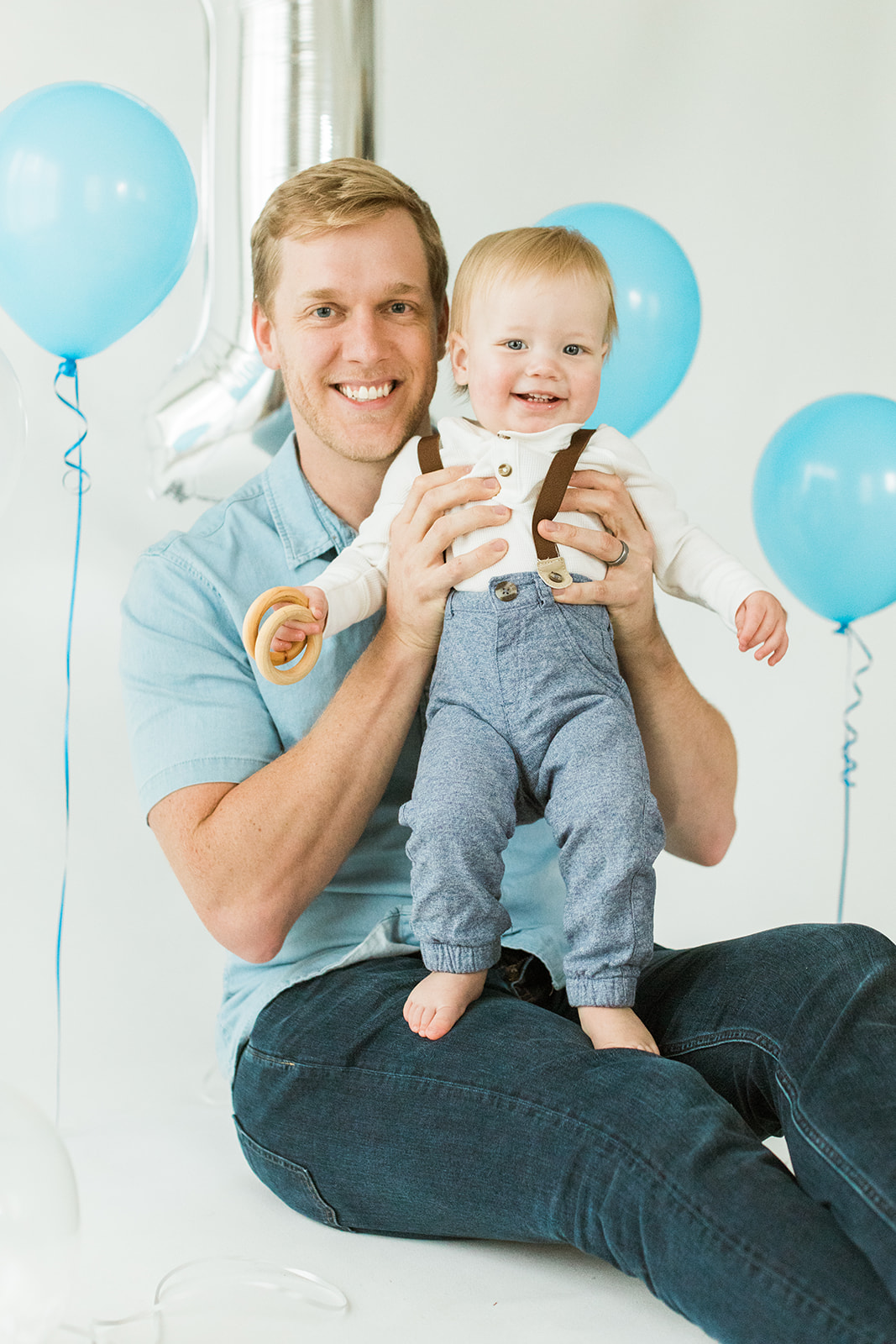 1 year old photo shoot in nashville tennessee. dad and son. birthday balloons in studio