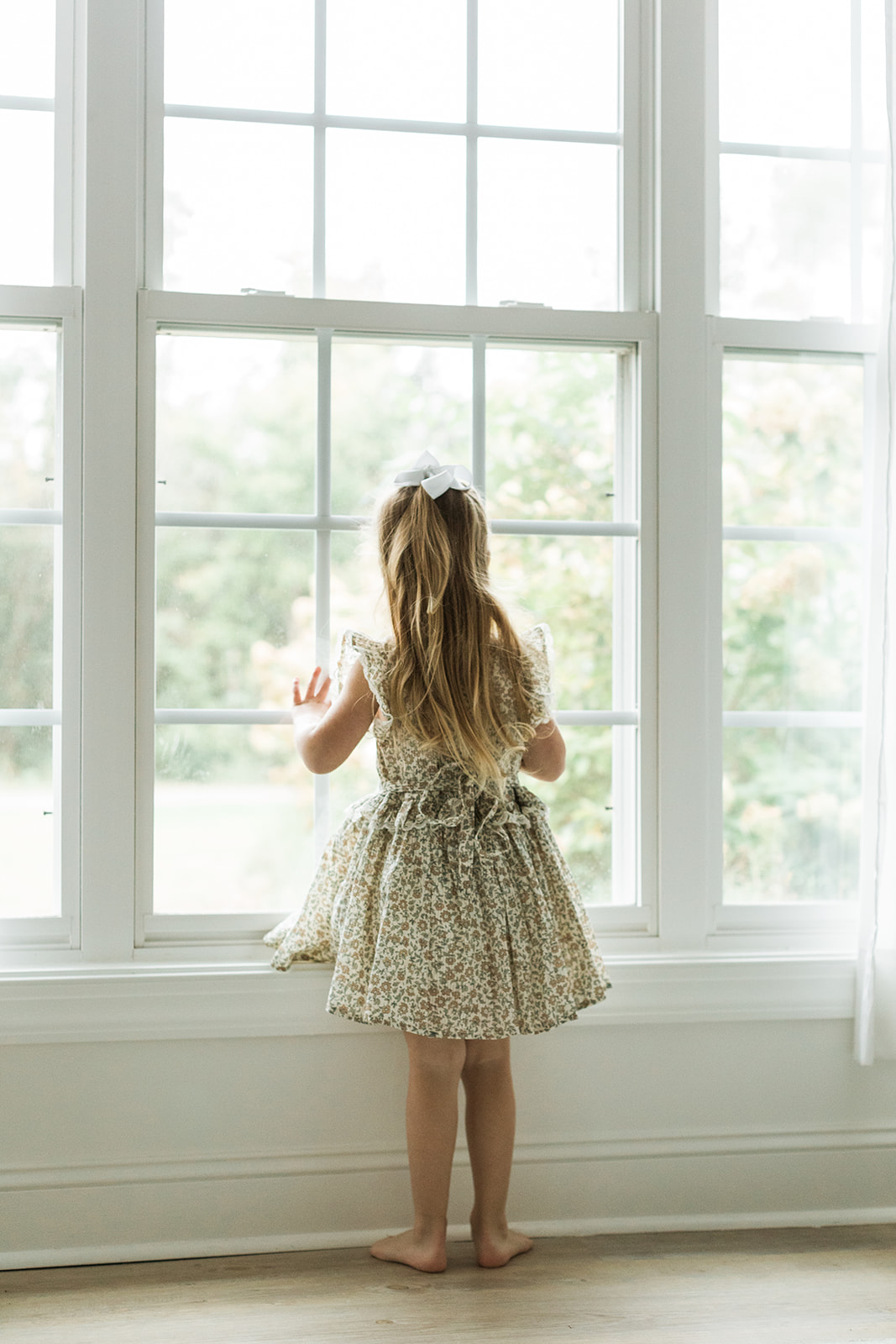 1 year old photo shoot in nashville tennessee. little girl looking out window