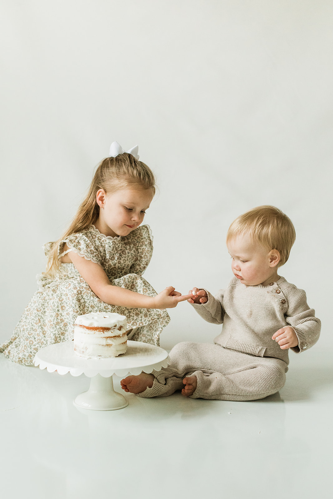 1 year old photo shoot in nashville tennessee. little brother and sister eating cake