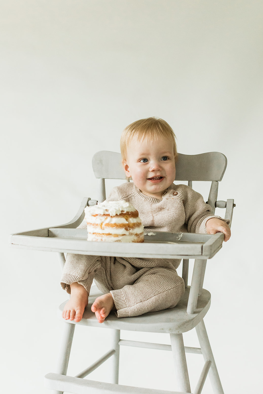 1 year old photo shoot in nashville tennessee. birthday cake smash. baby on high chair with cake