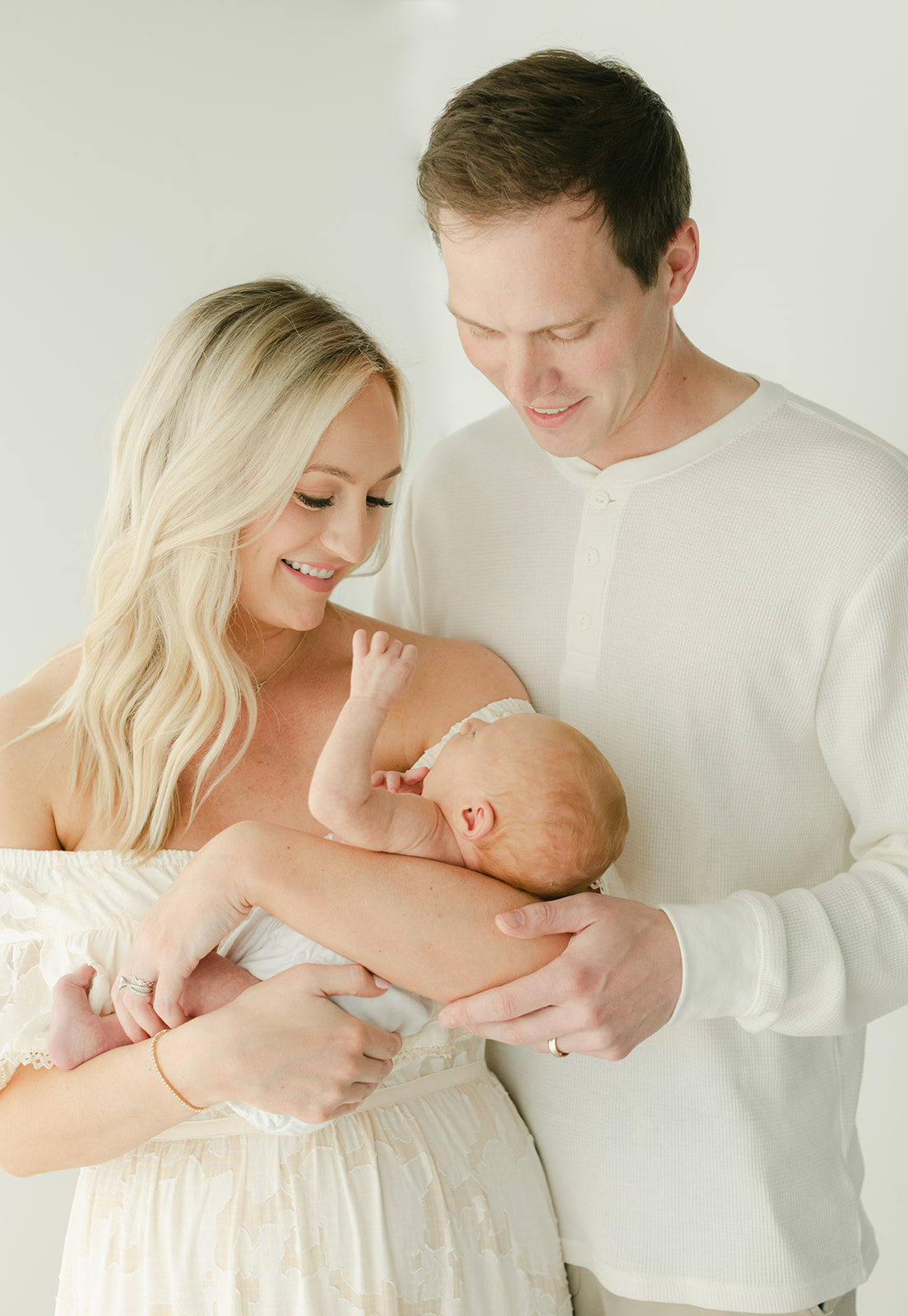 newborn baby session in nashville tennessee. photo of mom, dad and newborn baby
