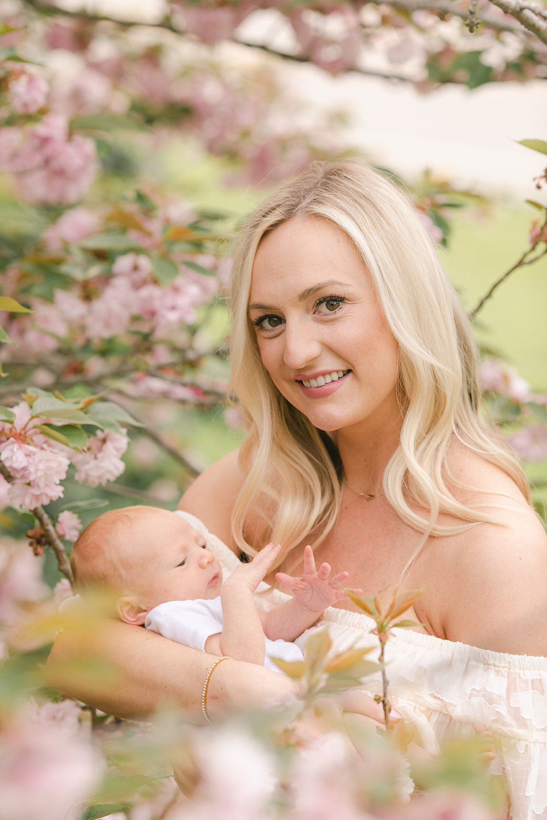 newborn baby session in nashville tennessee. outdoor newborn photo of mom and baby