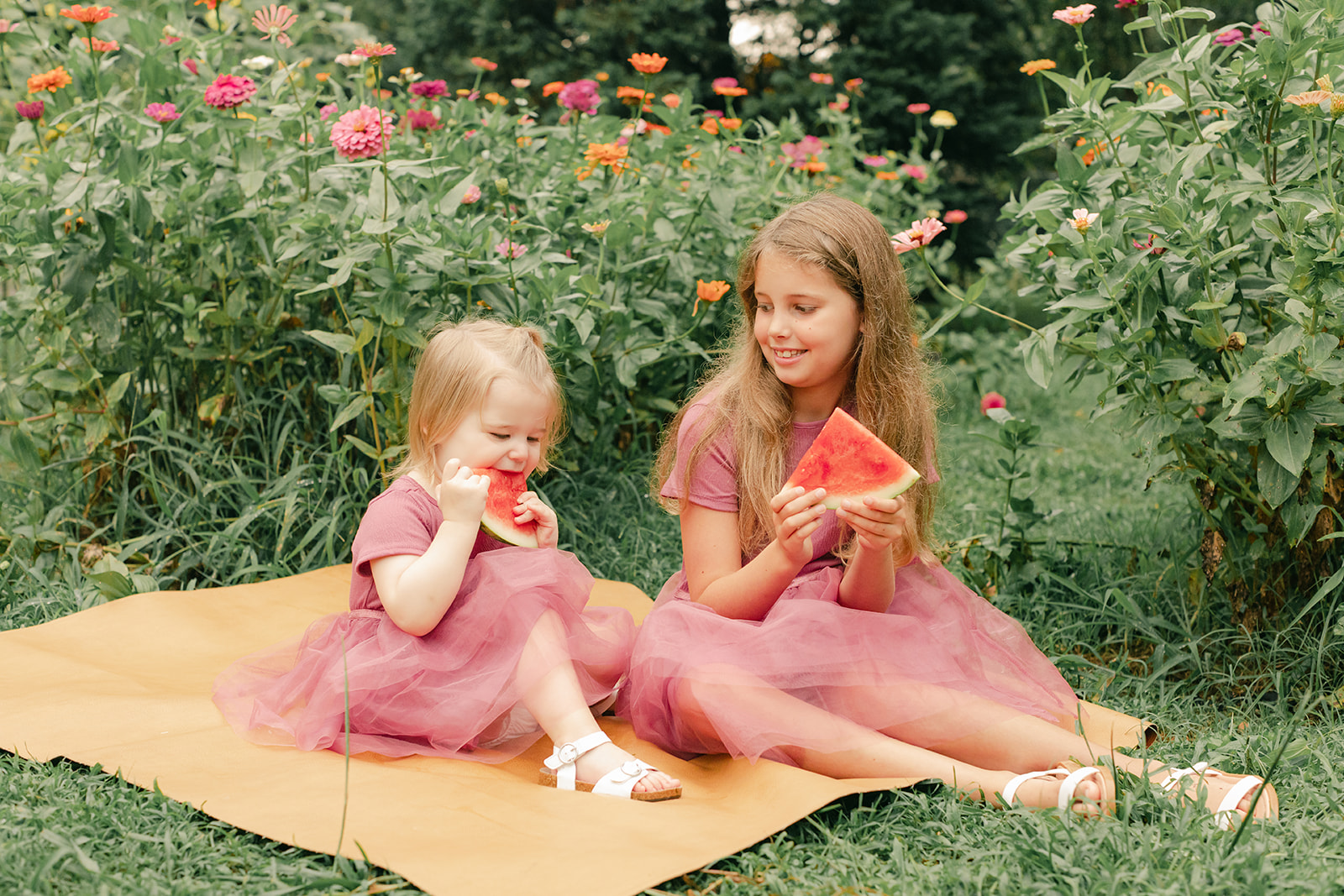 outdoor motherhood minis in garden. photographed in nashville photographer