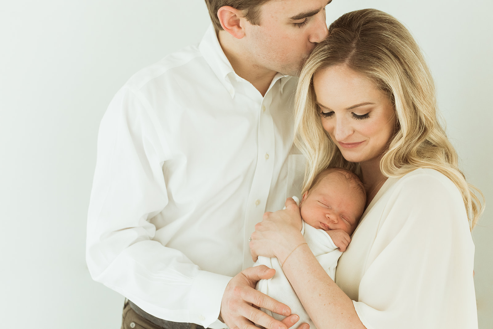 baby Charolette's newborn session in Nashville, Tennessee. photo of mom, dad and baby
