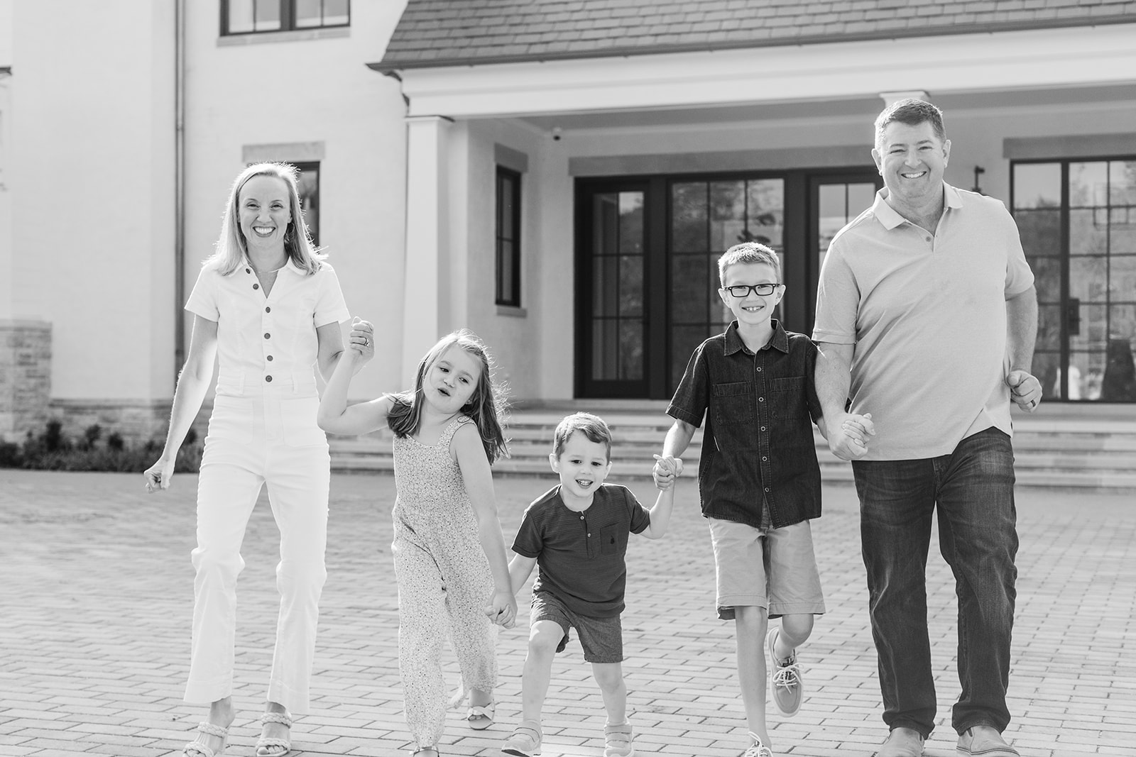 outdoor in-home family session in nashville tennessee. black and white photo of family of 5