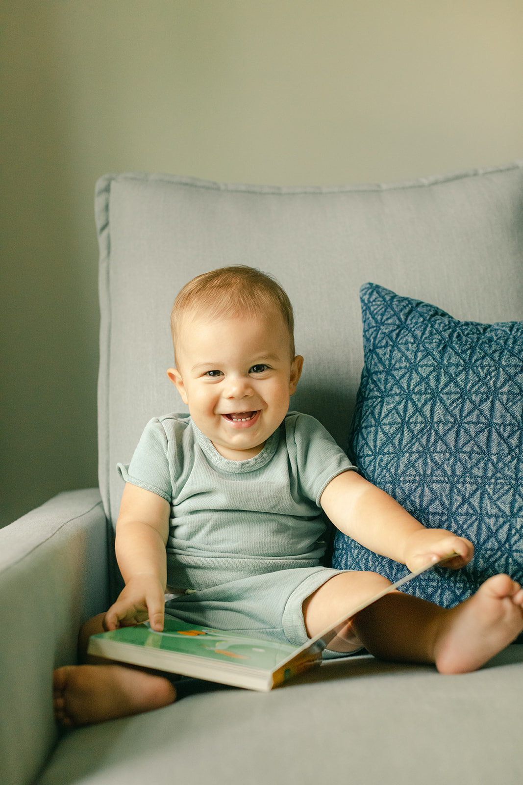1 year milestone session for baby boy. Cozy at home session. 
