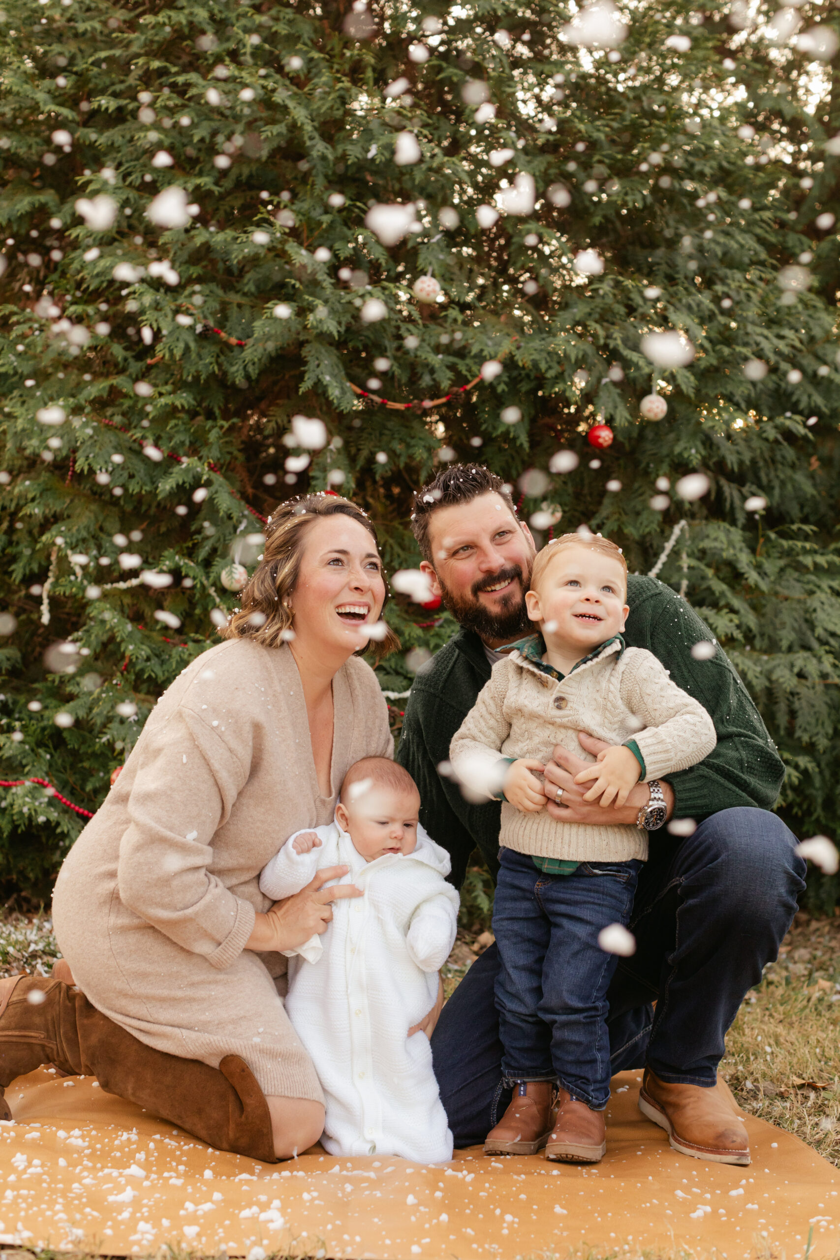  christmas themed family photos in tennessee with fake snow