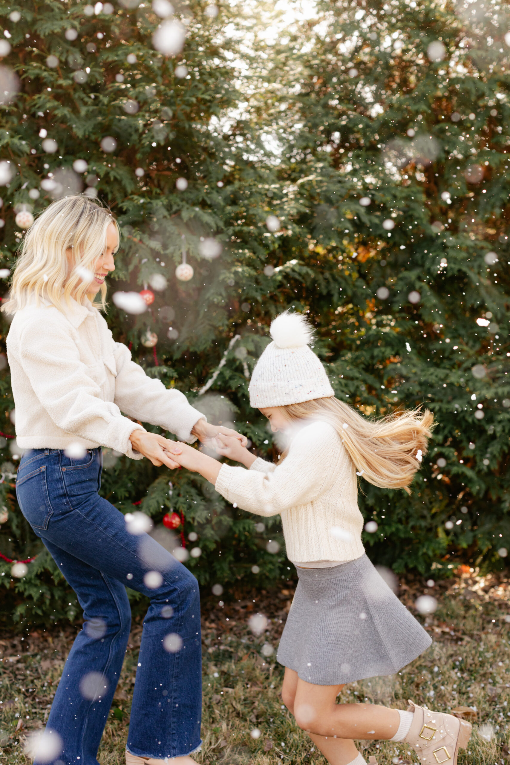 mom with daughter. christmas themed family photos in tennessee with fake snow