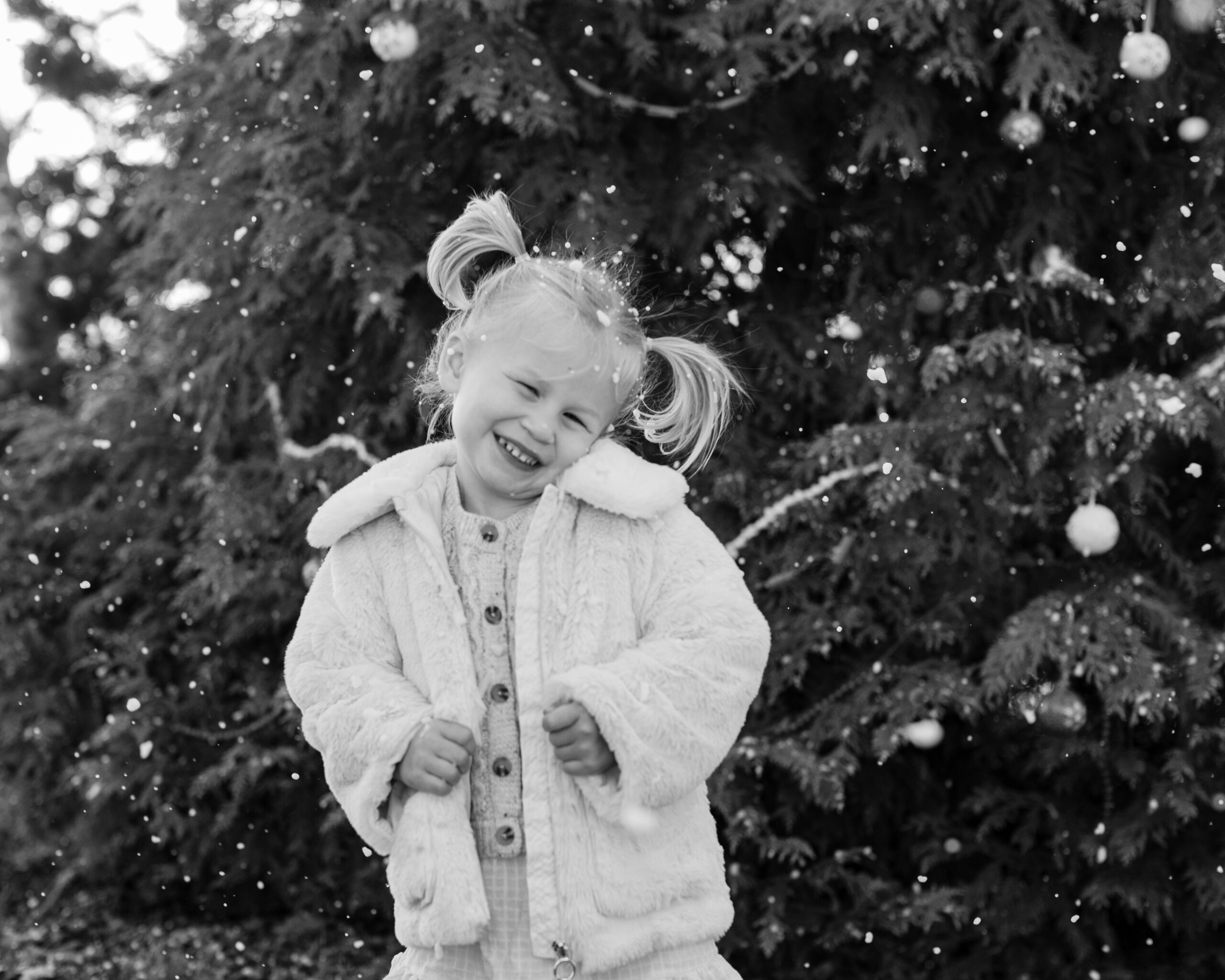 little girl smiling.  christmas themed family photos in tennessee with fake snow