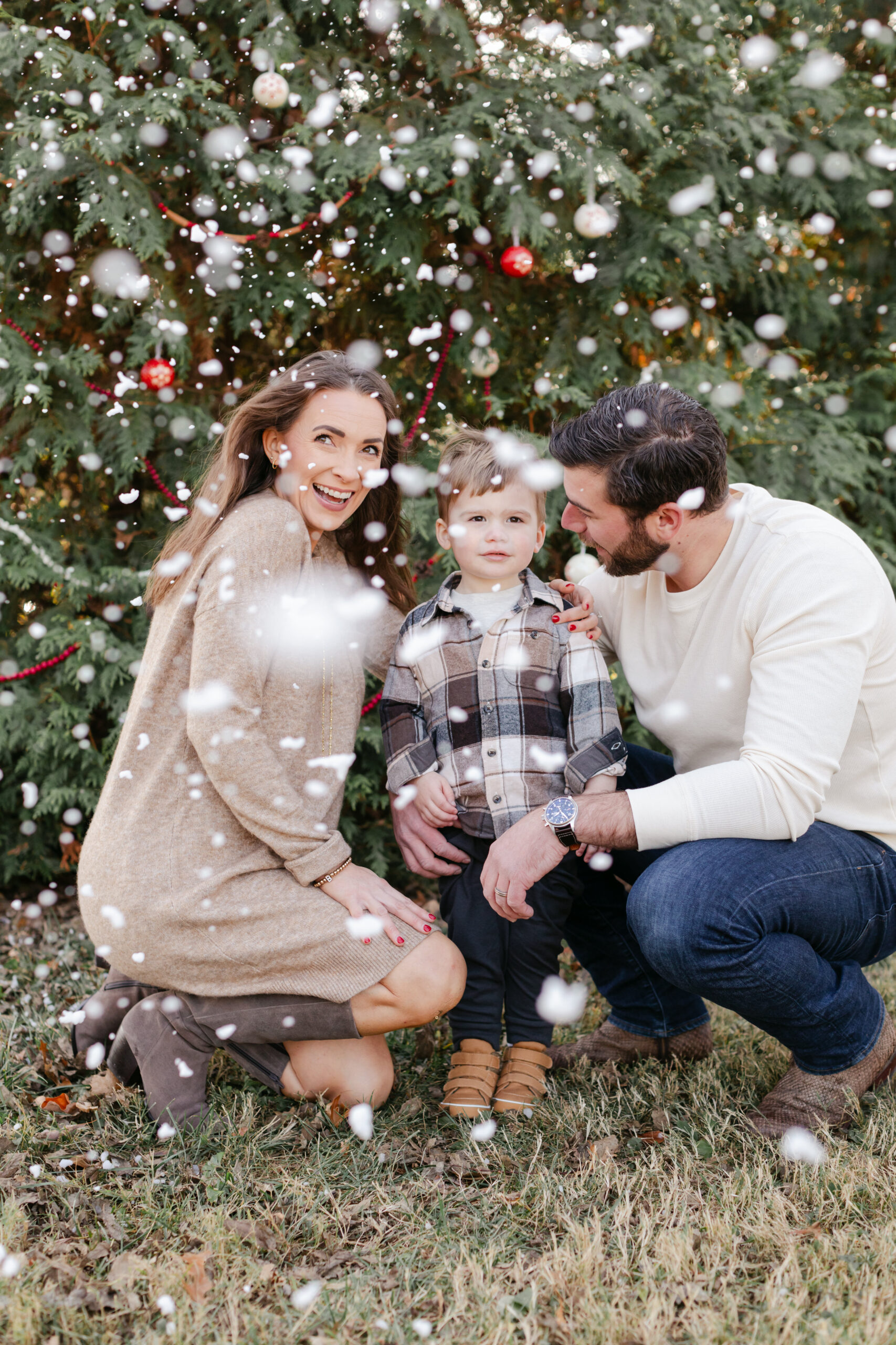  christmas themed family photos in tennessee with fake snow