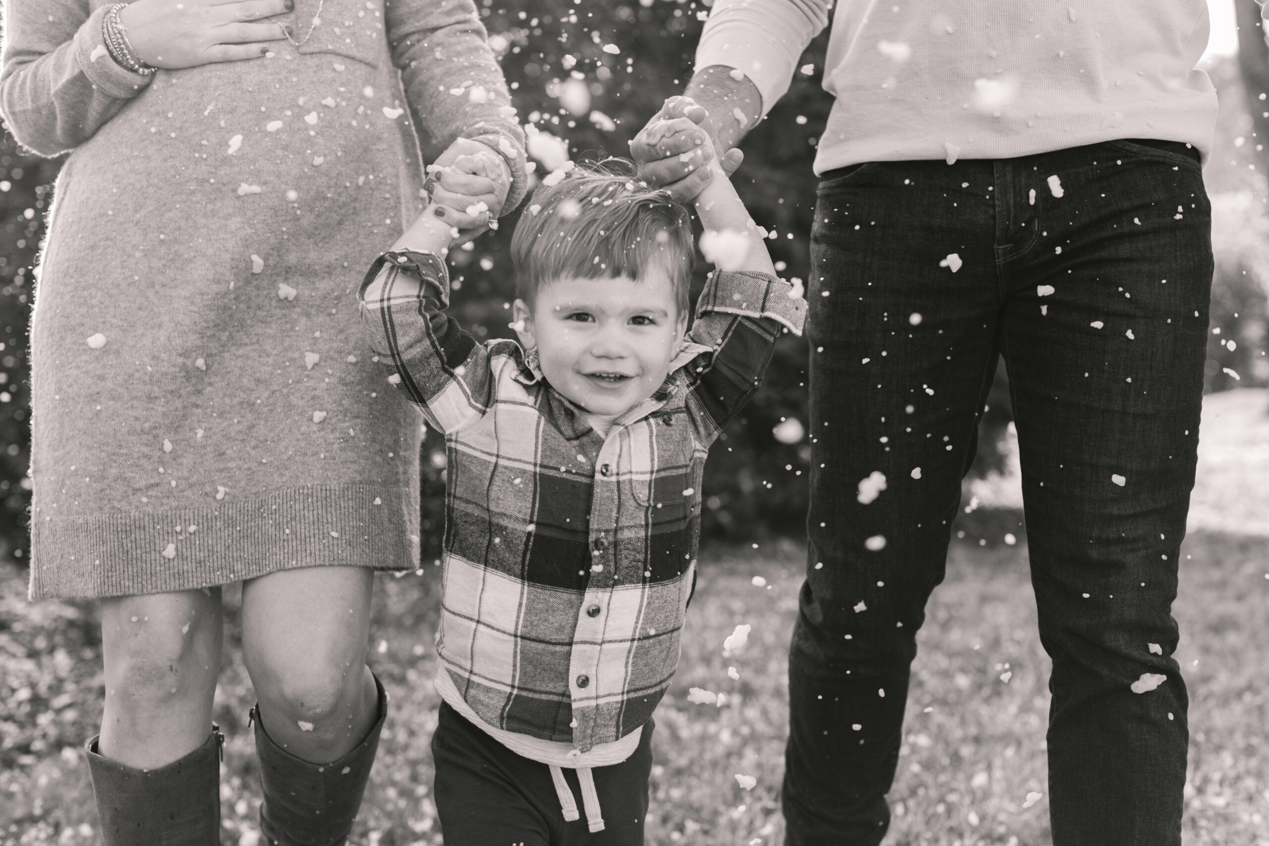  christmas themed family photos in tennessee with fake snow