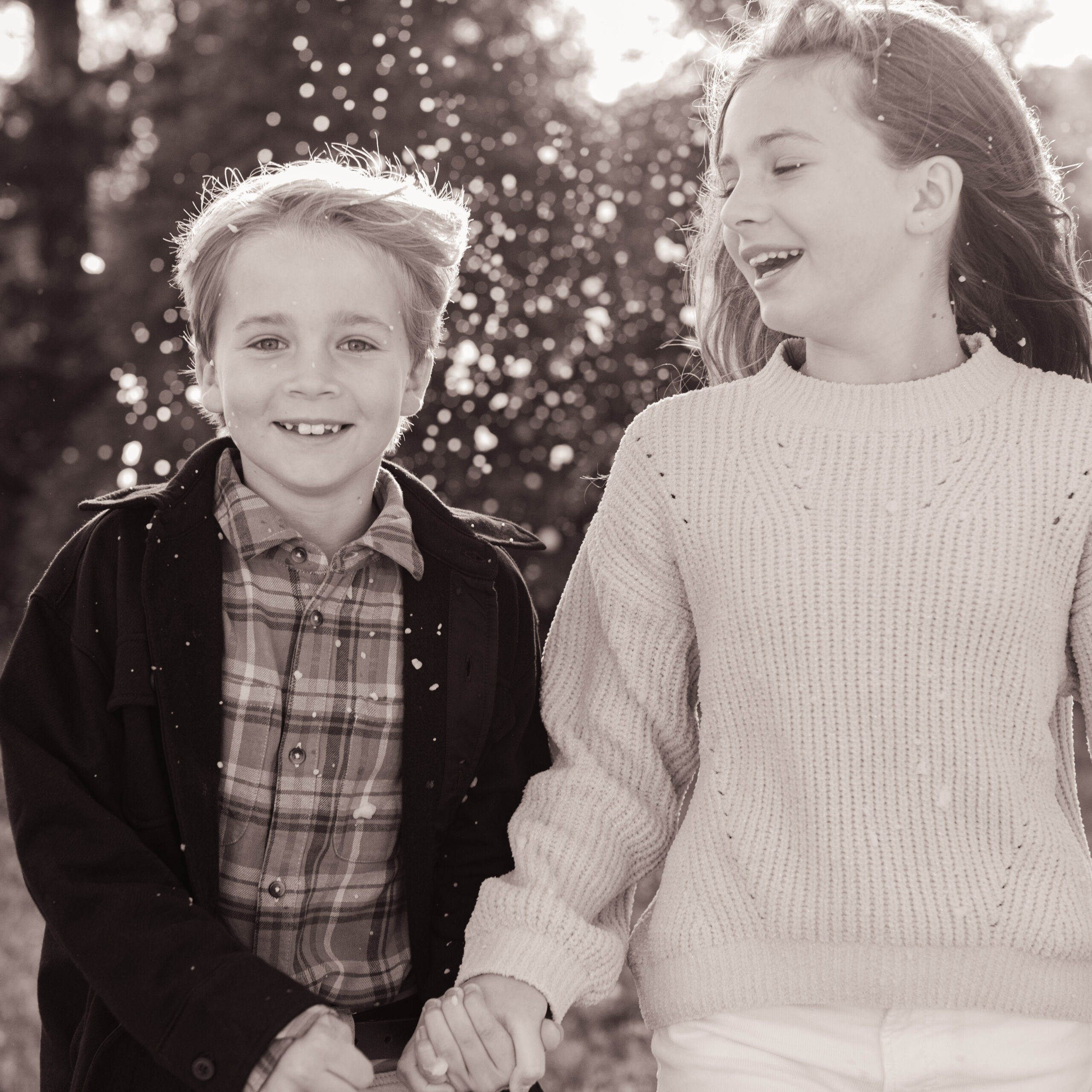 siblings photo.  christmas themed family photos in tennessee with fake snow