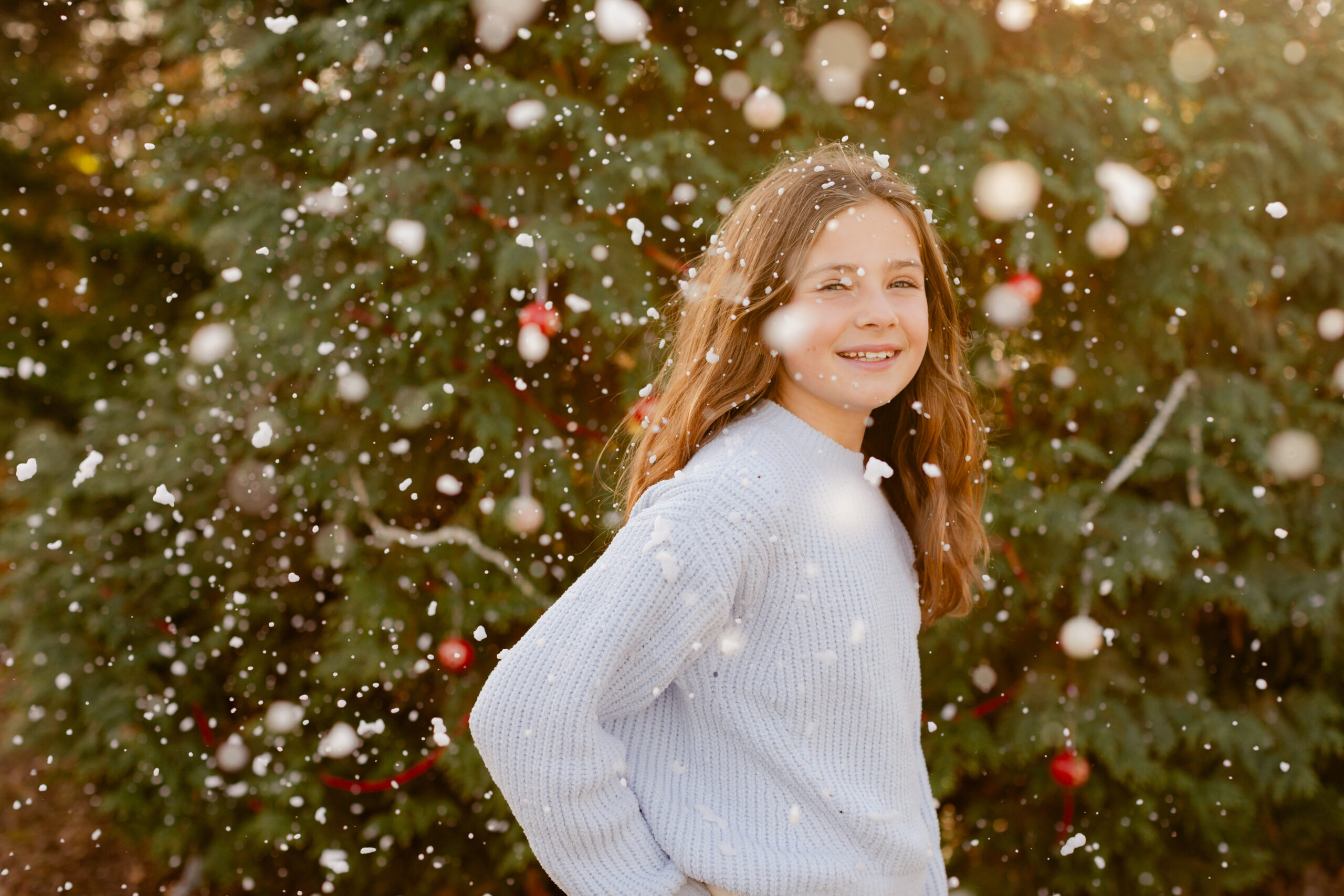 young girl photo.  christmas themed family photos in tennessee with fake snow