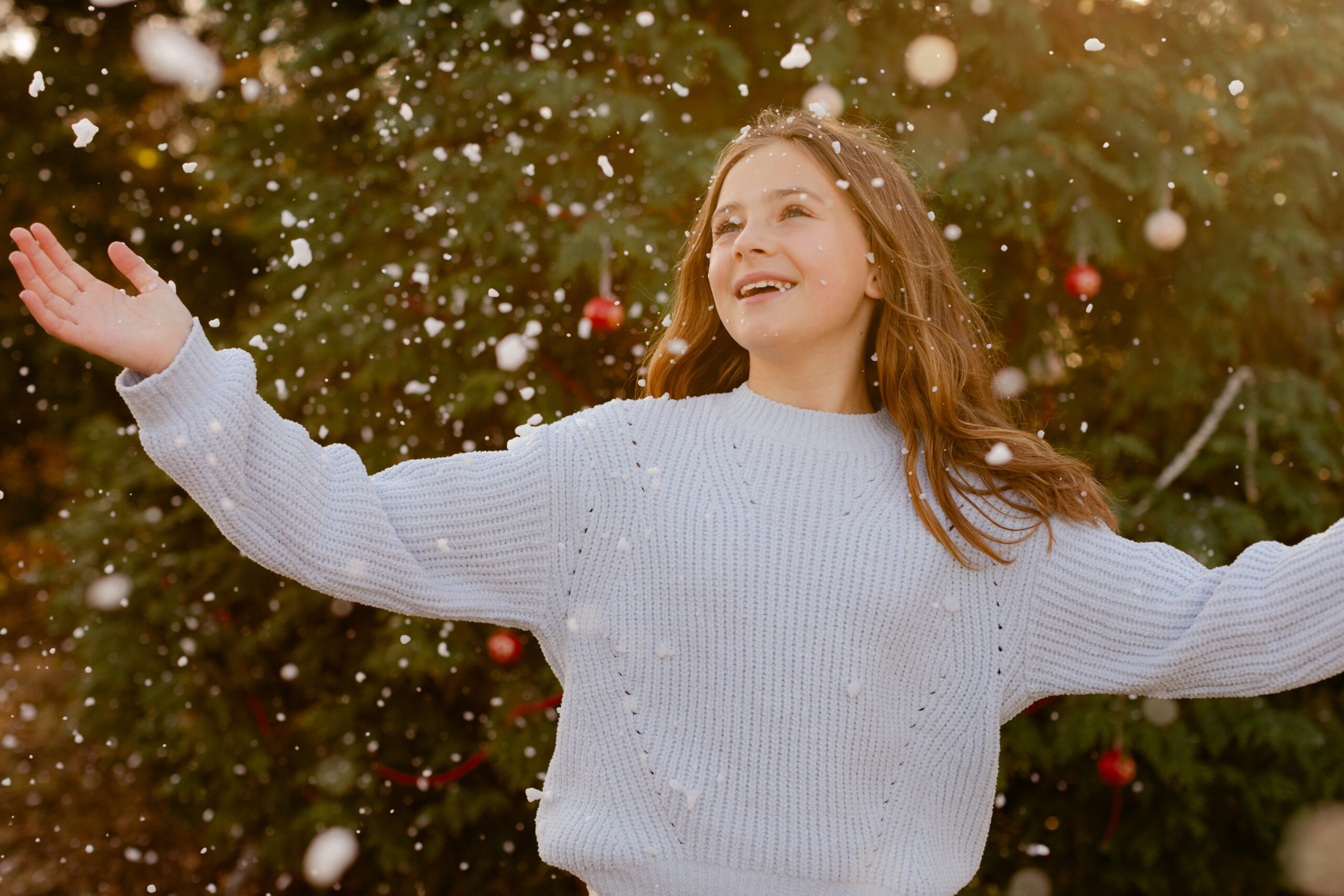 young girl photo.  christmas themed family photos in tennessee with fake snow