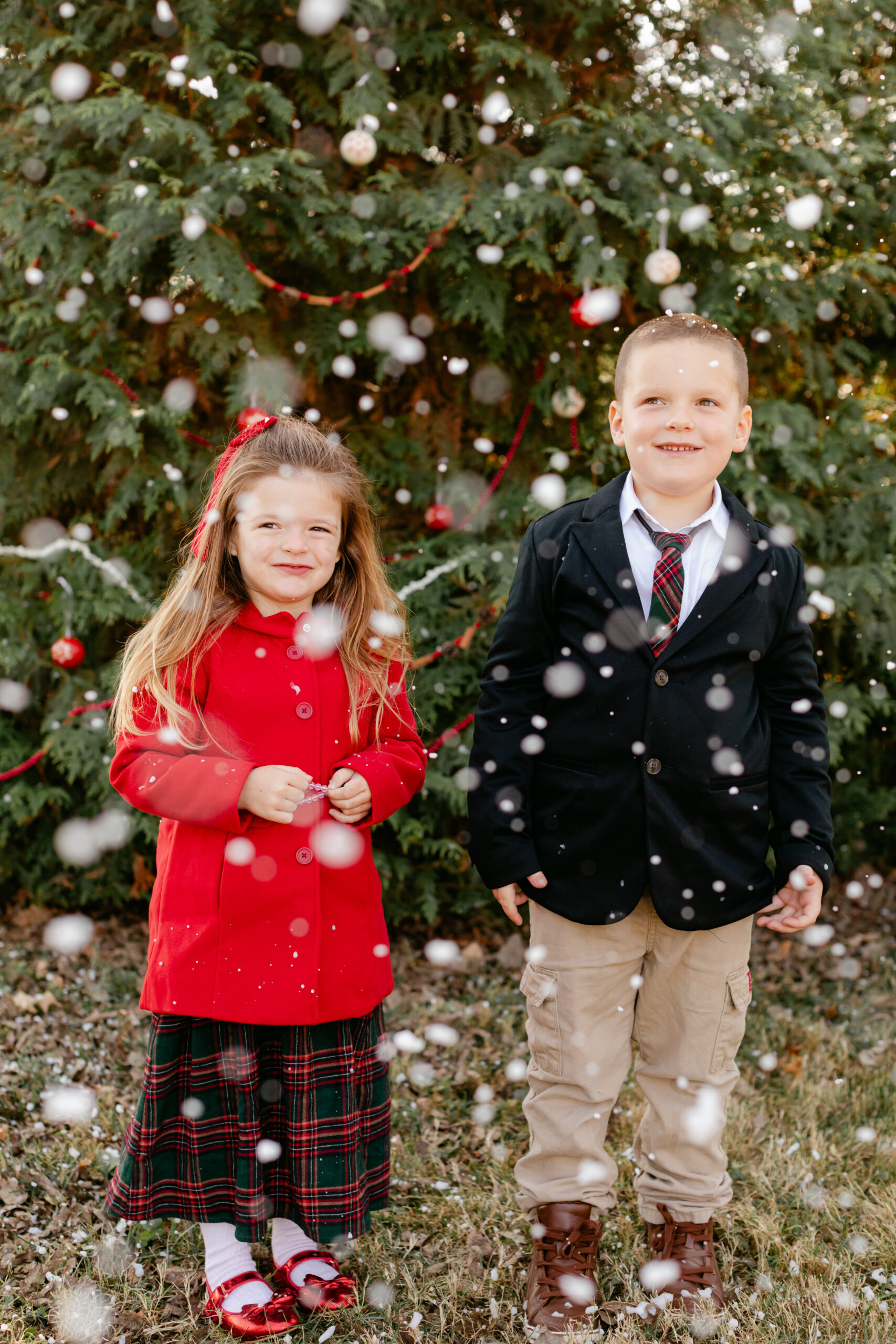 siblings photo.  christmas themed family photos in tennessee with fake snow