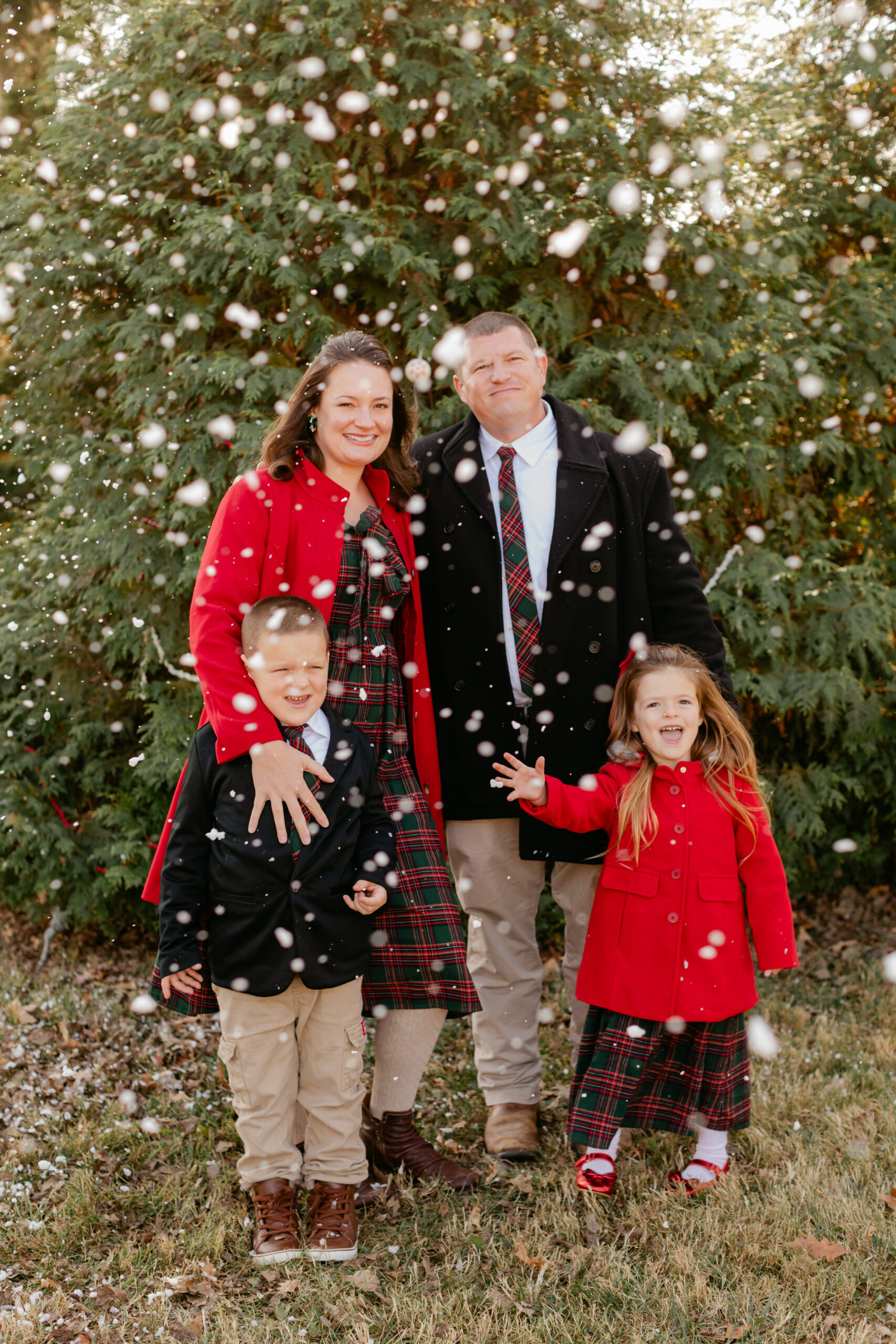  christmas themed family photos in tennessee with fake snow