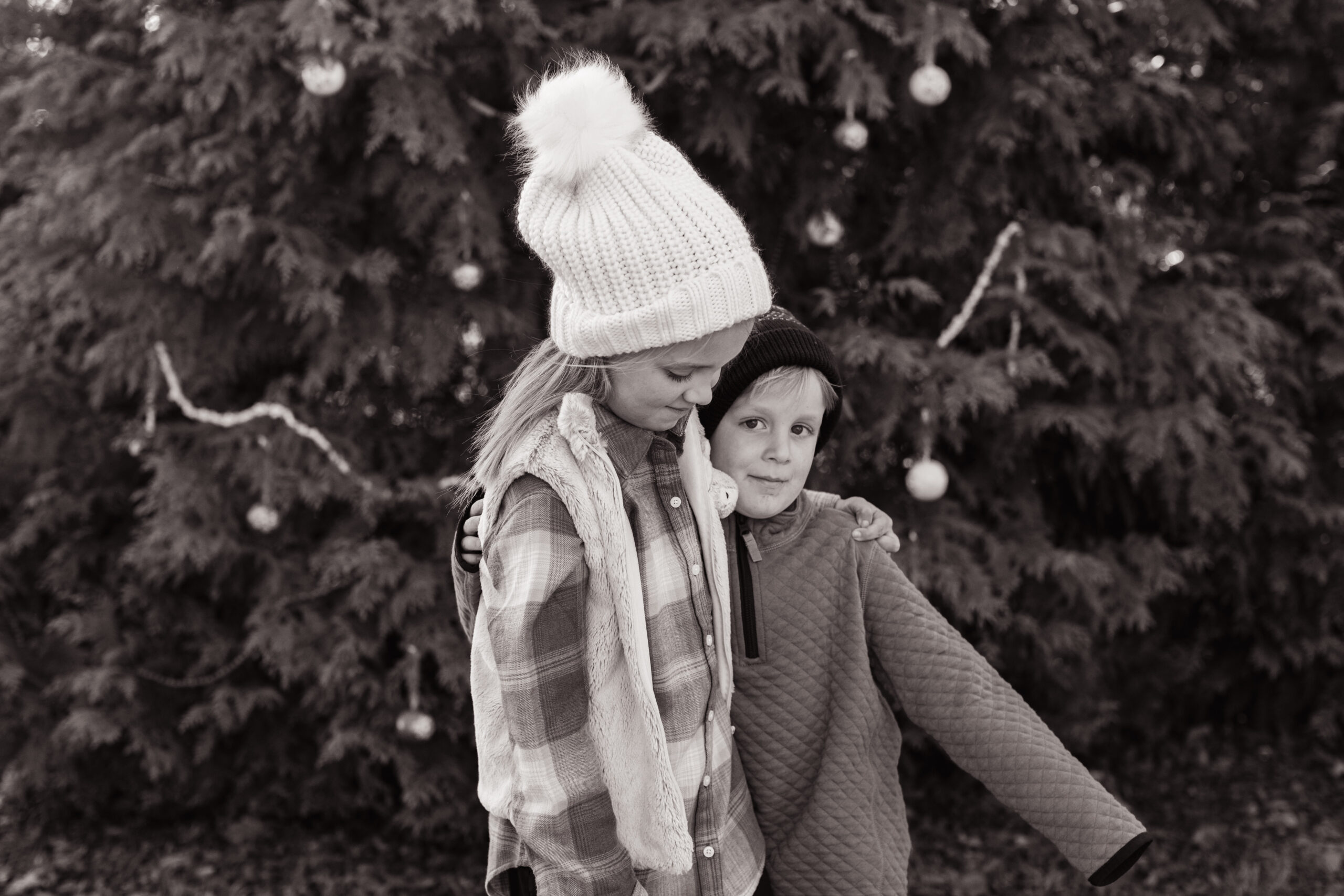 siblings photo. christmas themed family photos in tennessee with fake snow