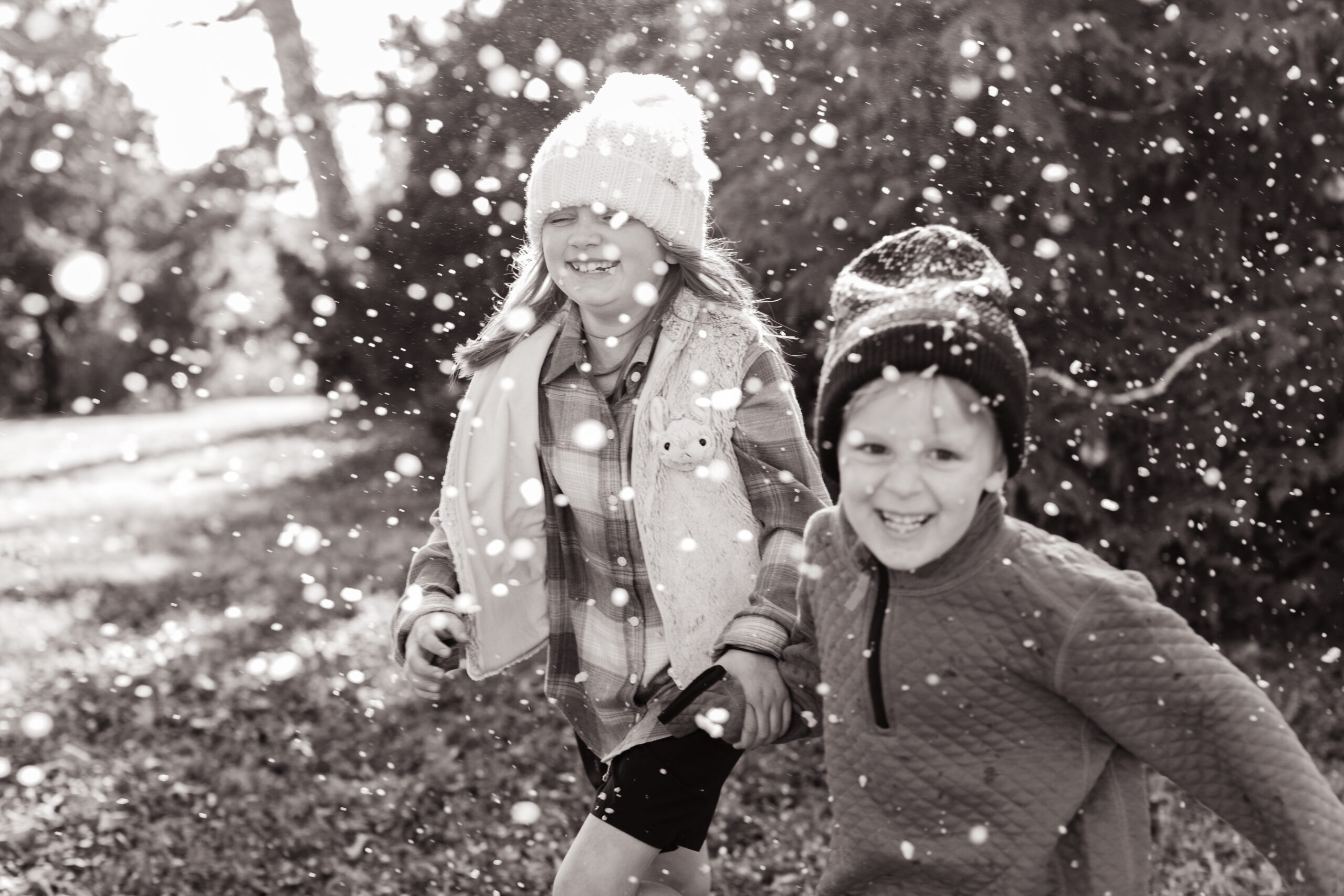 siblings photo. christmas themed family photos in tennessee with fake snow