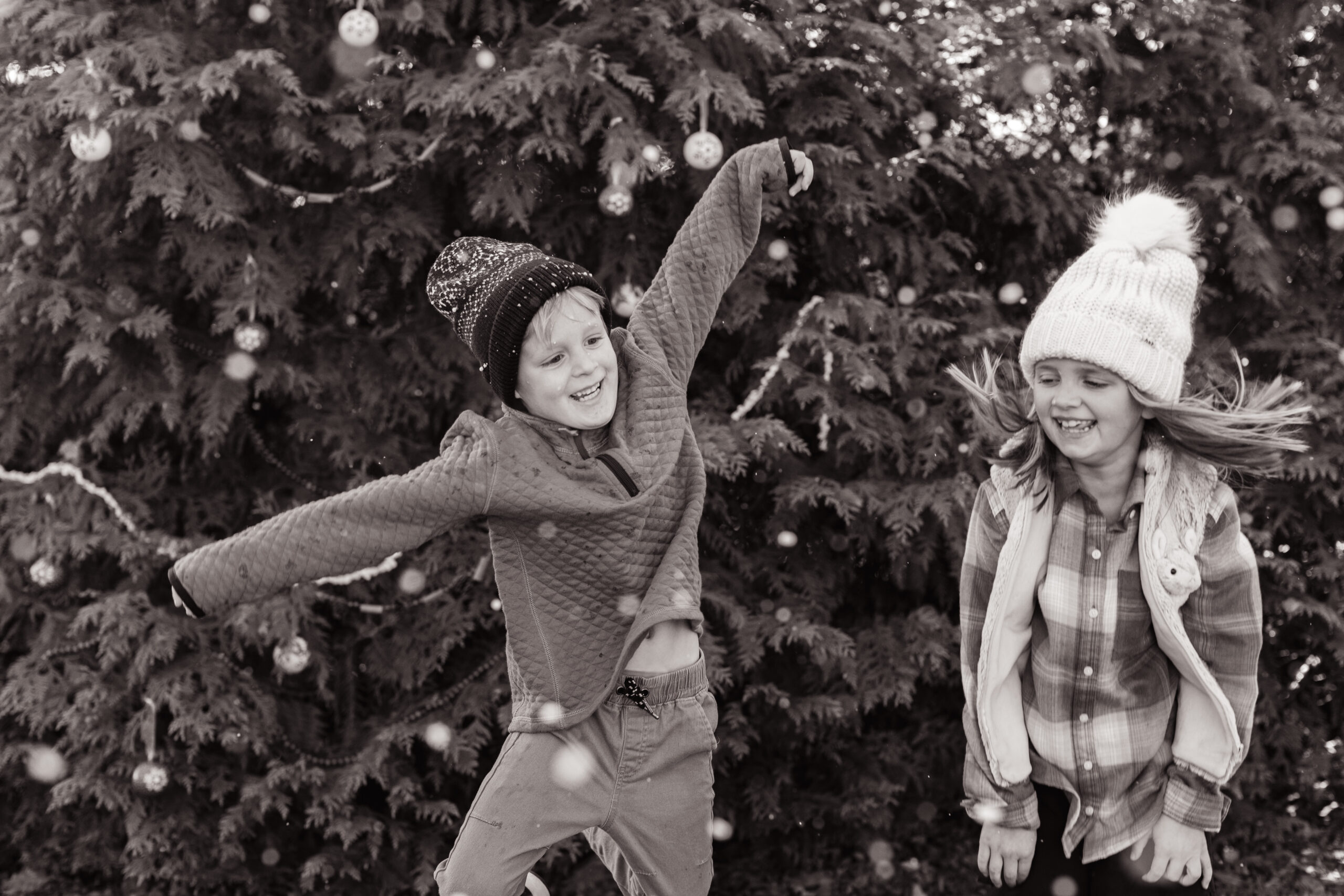 siblings photo. christmas themed family photos in tennessee with fake snow