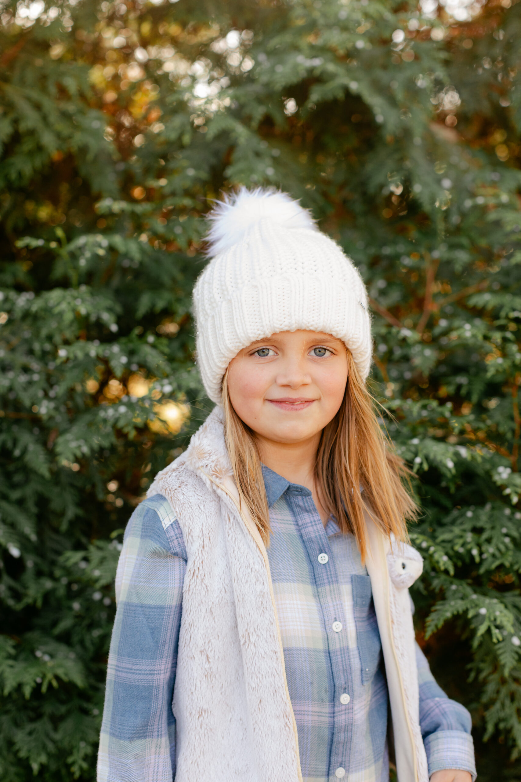 little girl. christmas themed family photos in tennessee with fake snow