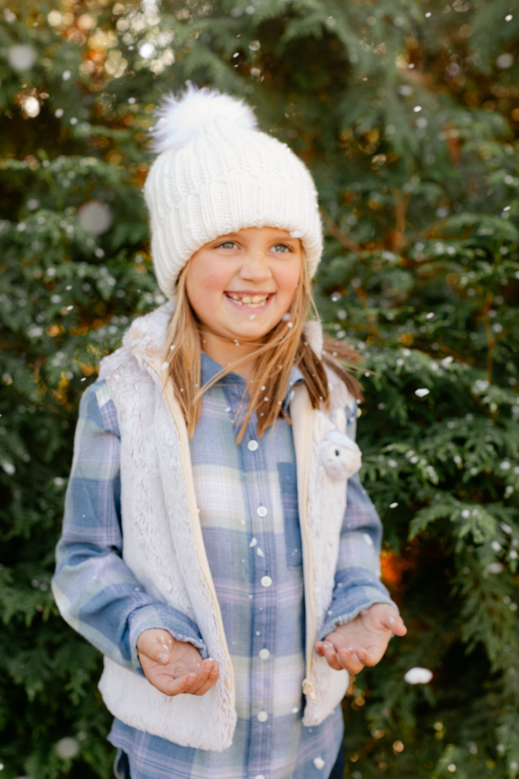 little girl. christmas themed family photos in tennessee with fake snow