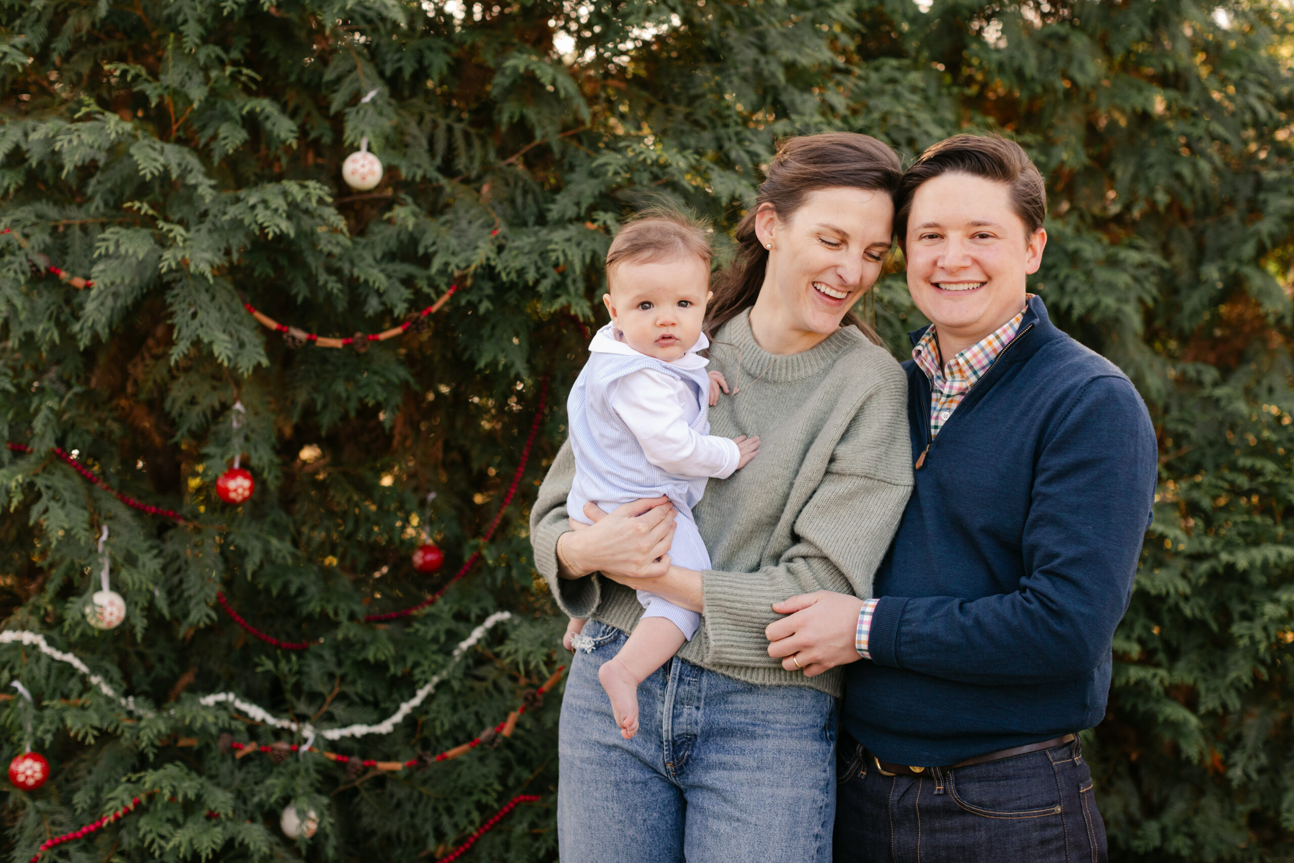  christmas themed family photos in tennessee with fake snow