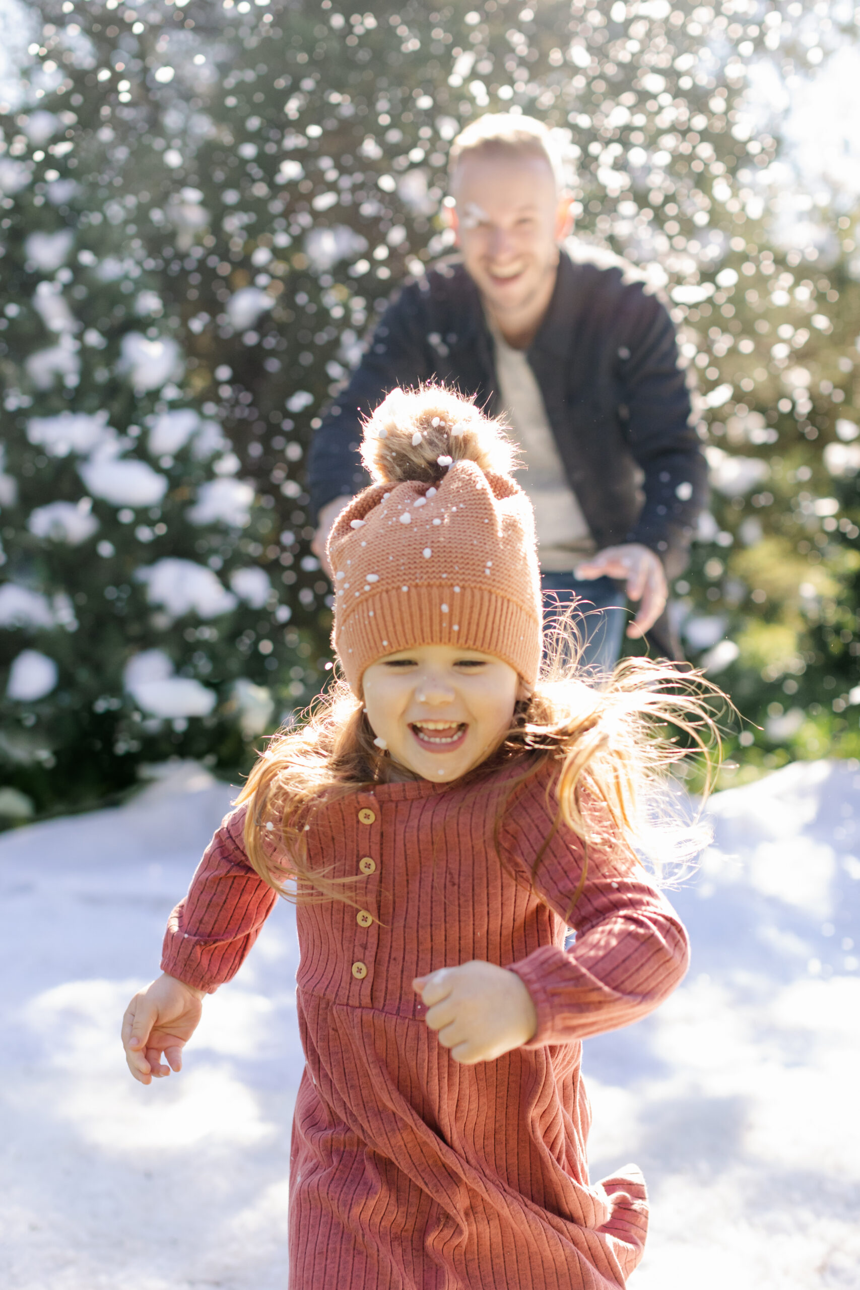 dad and daughter. snowy christmas family photos