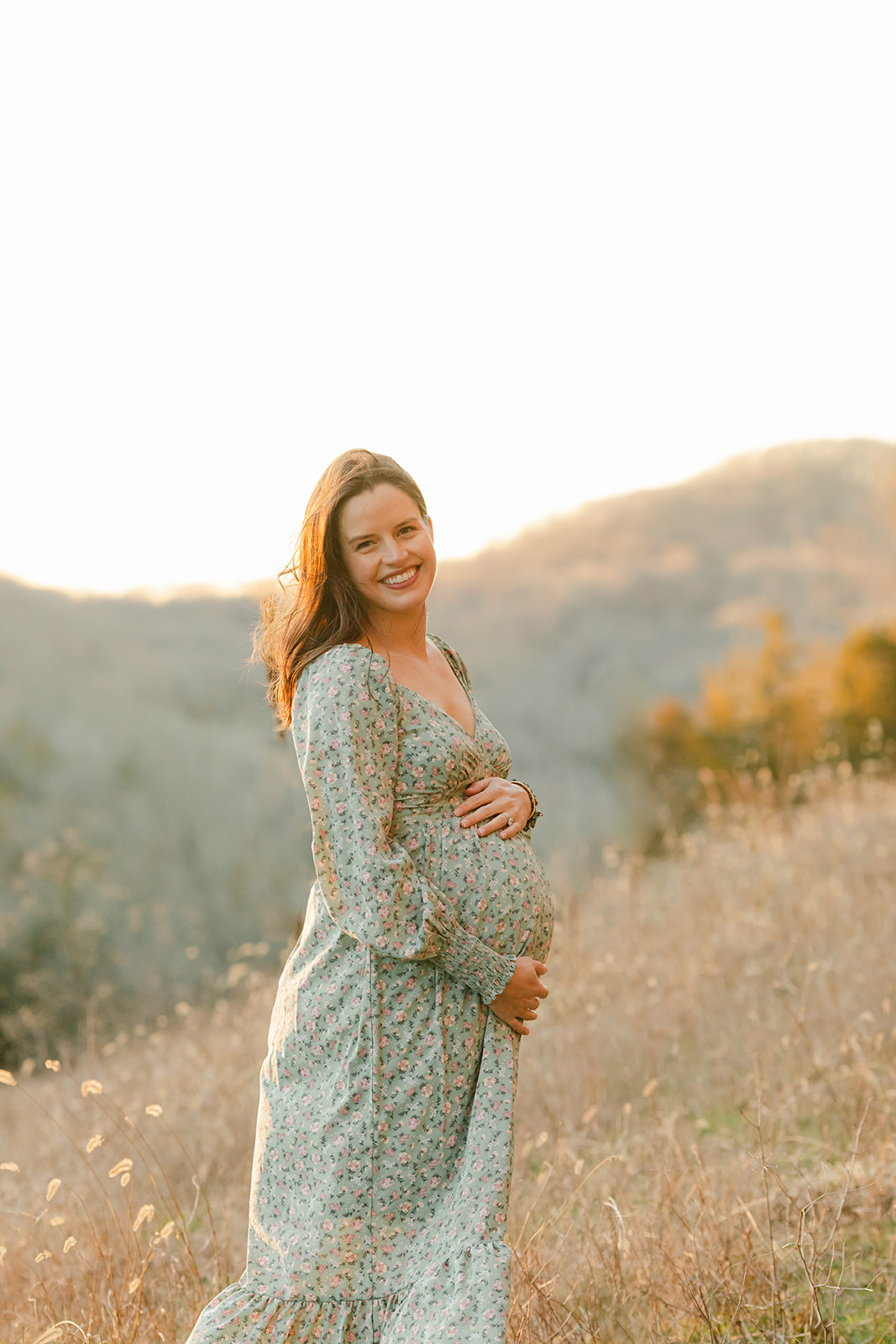 outdoor sunset maternity session on a large grassy hill in Franklin, Tn. 