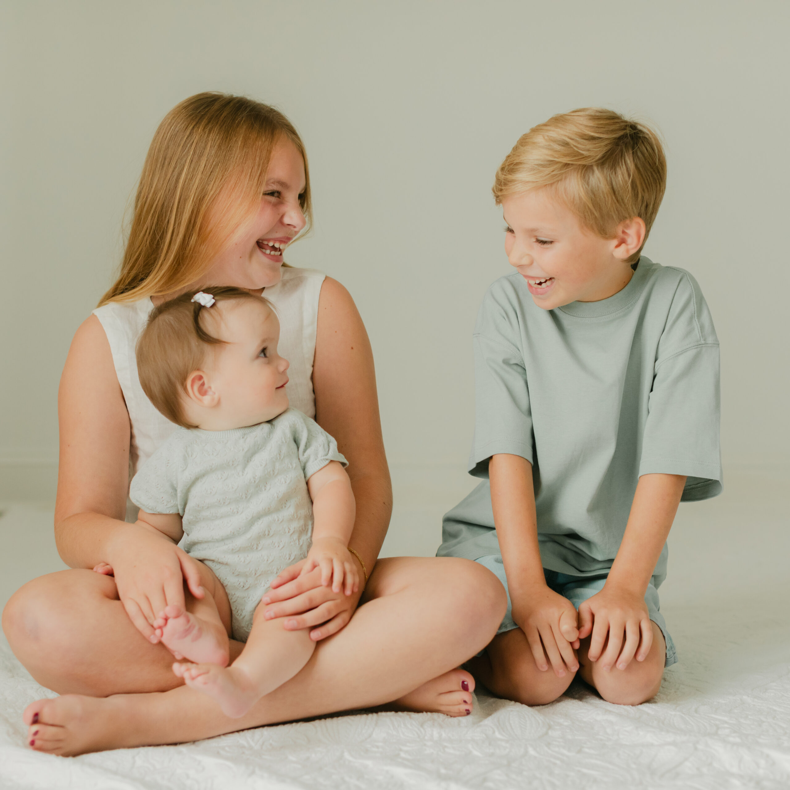 siblings photo. studio family photos.