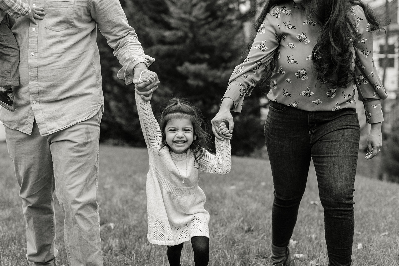 outdoor family photos in home backyard