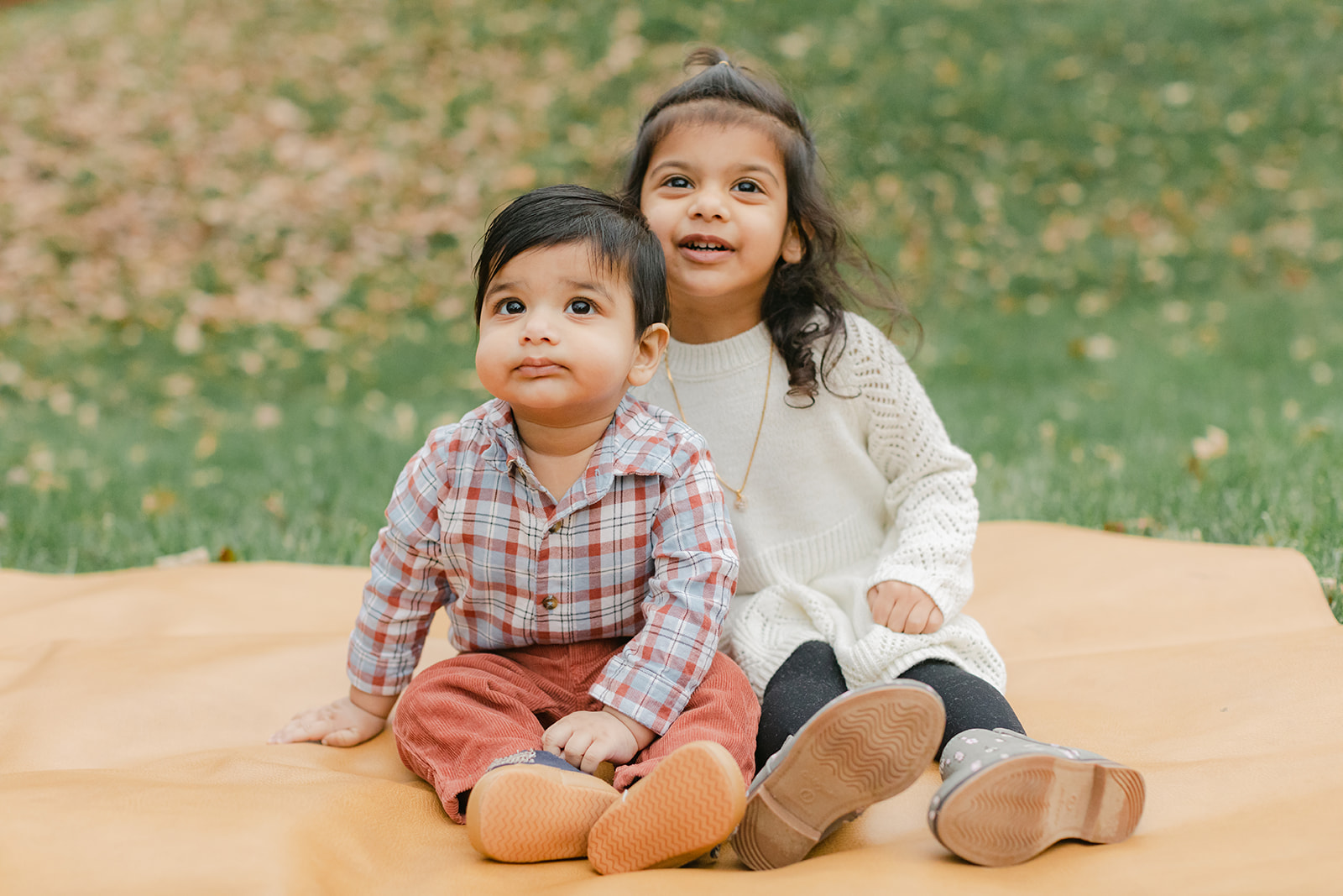 siblings photo. outdoor family photos in home backyard