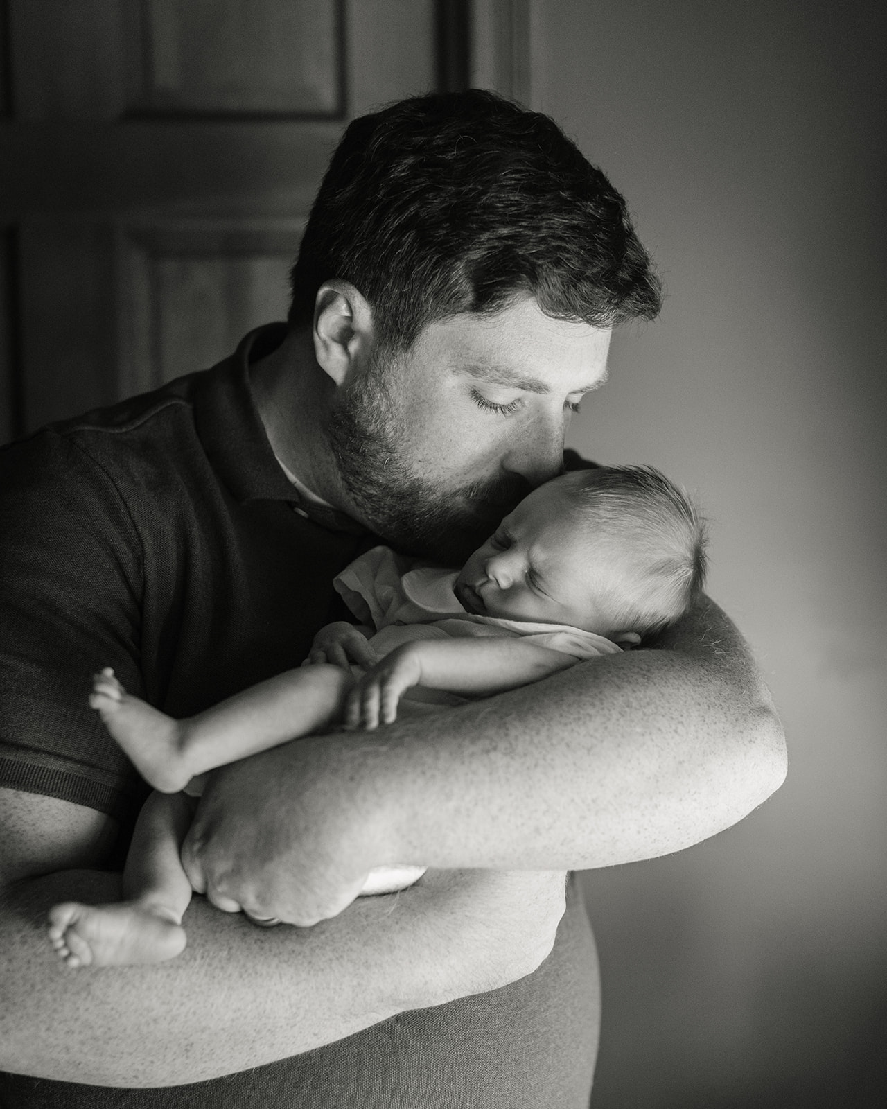 dad and newborn baby boy