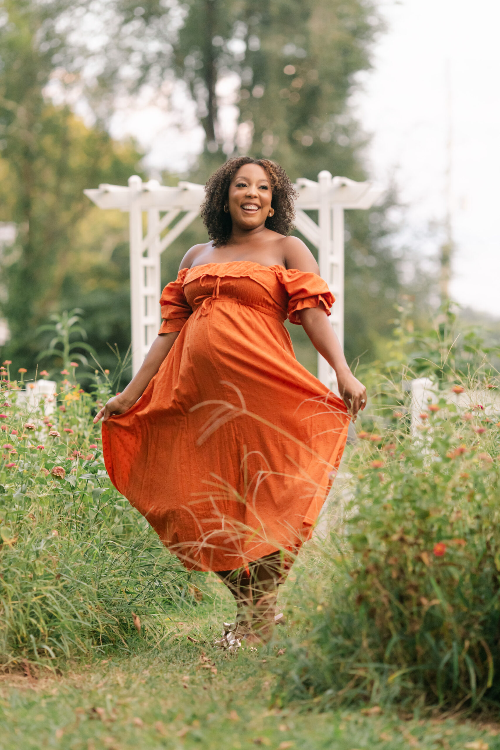 solo maternity session in garden
