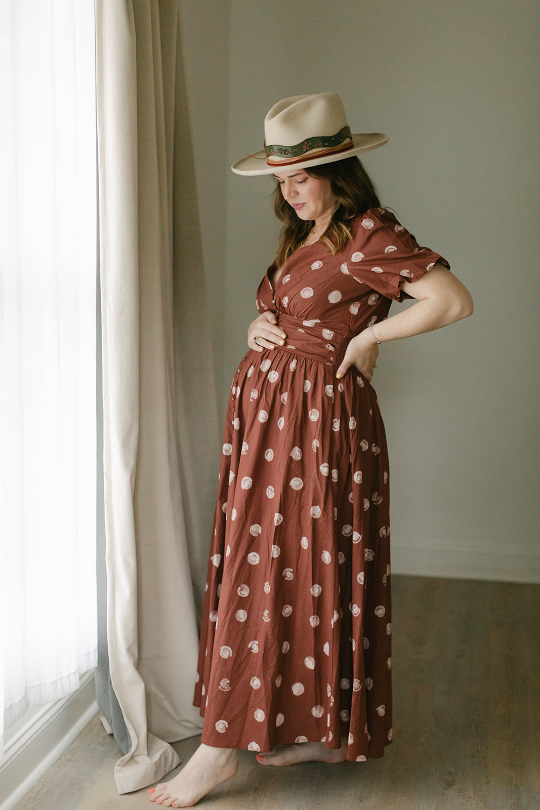 maternity photo, mama in polka dot dress