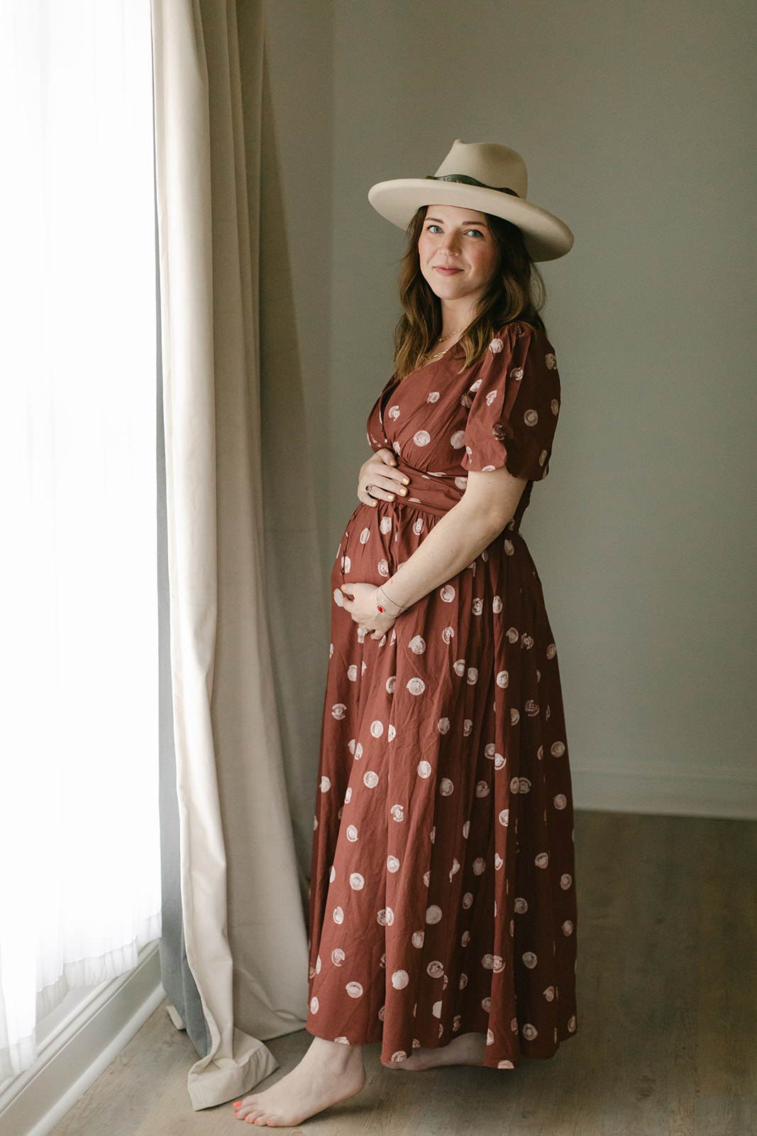 maternity photo, mama in polka dot dress