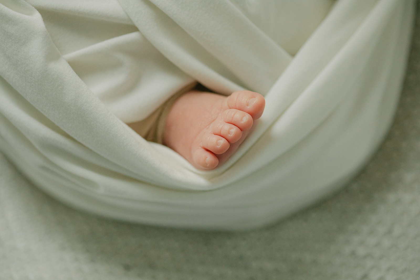 newborn details, baby toes