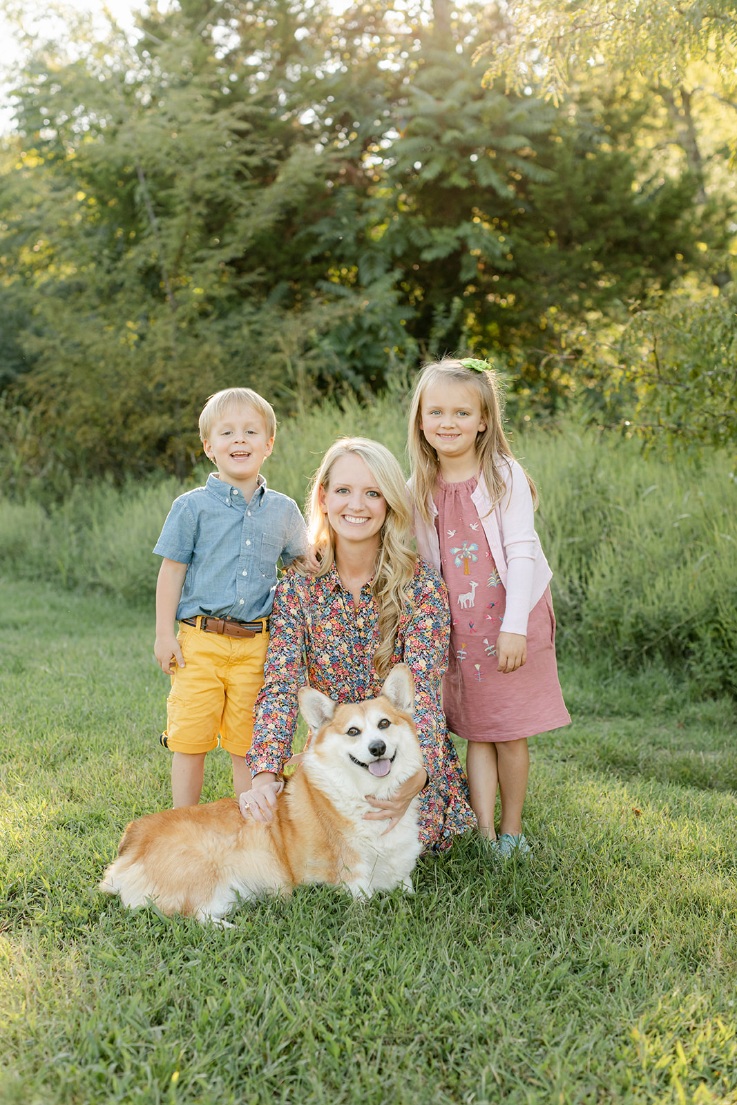 family photo (mama, little girl, little boy and corgi)