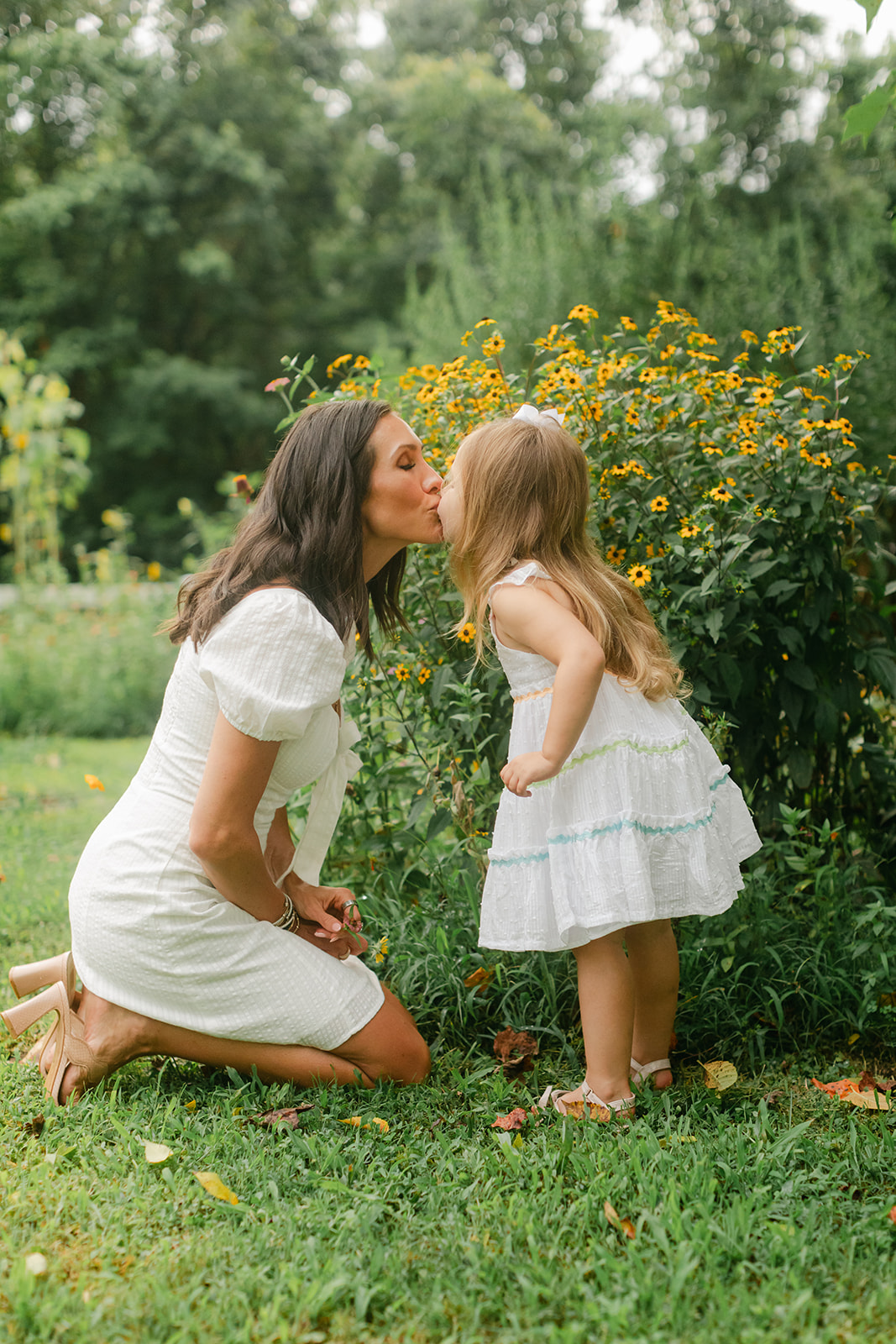 mama and daughter. garden photo sessions franklin tn