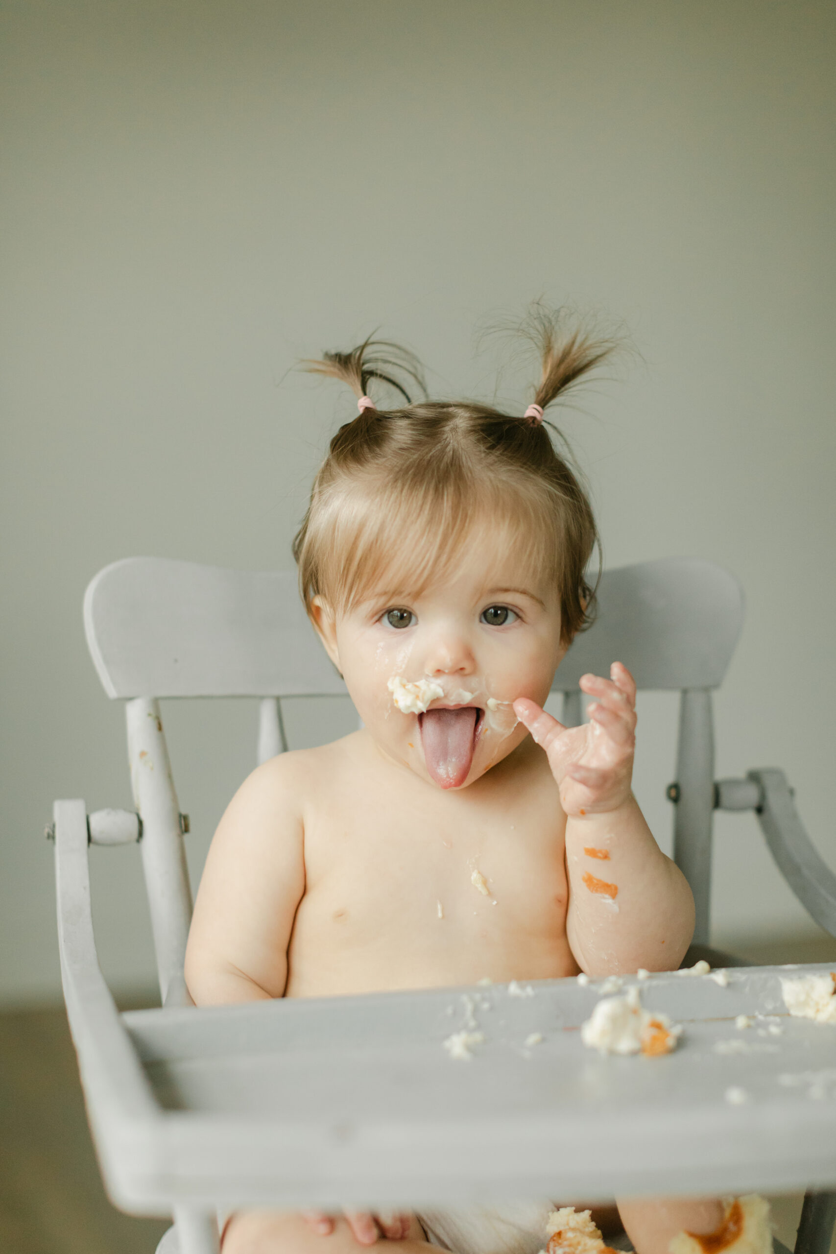 1 year old baby girl. cake smash session