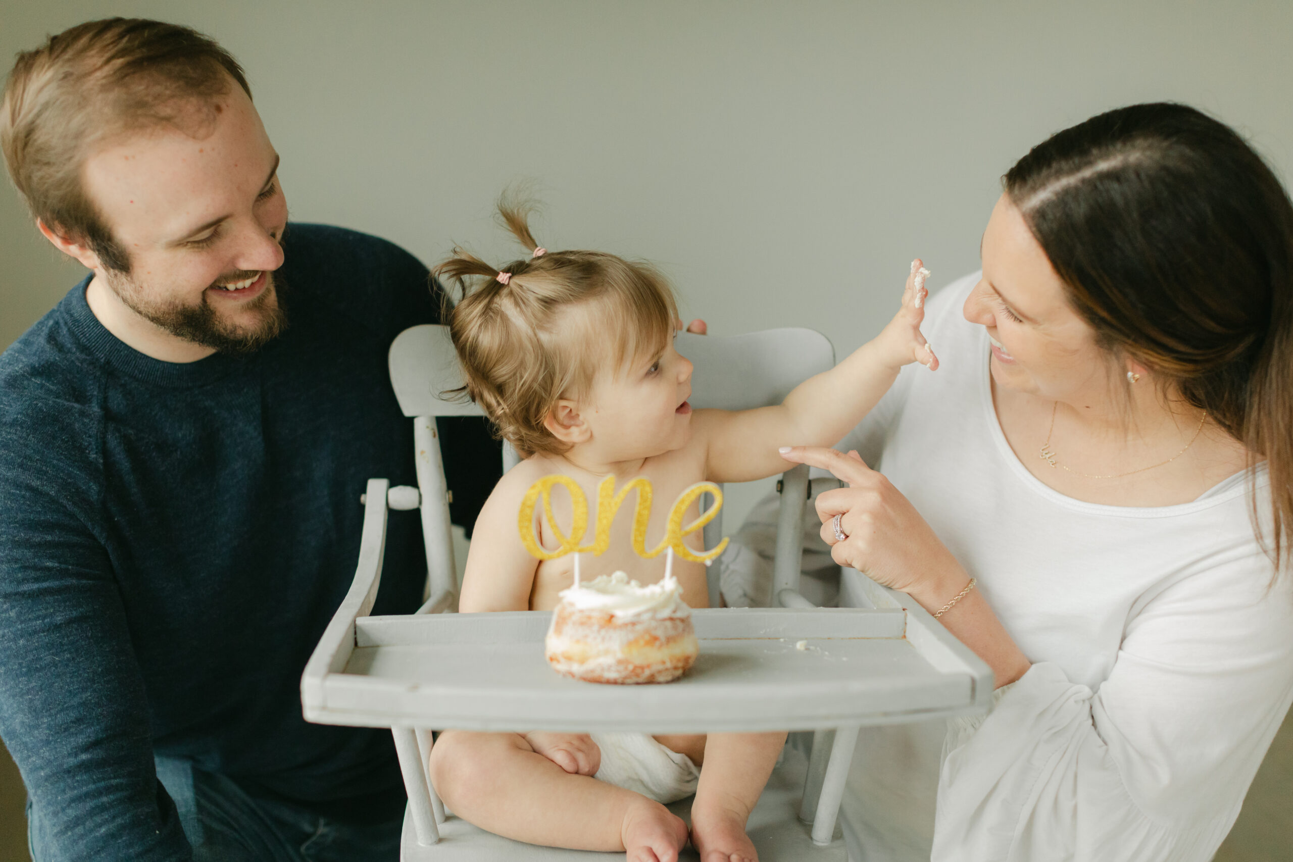 parents with 1 year old baby girl. cake smash session
