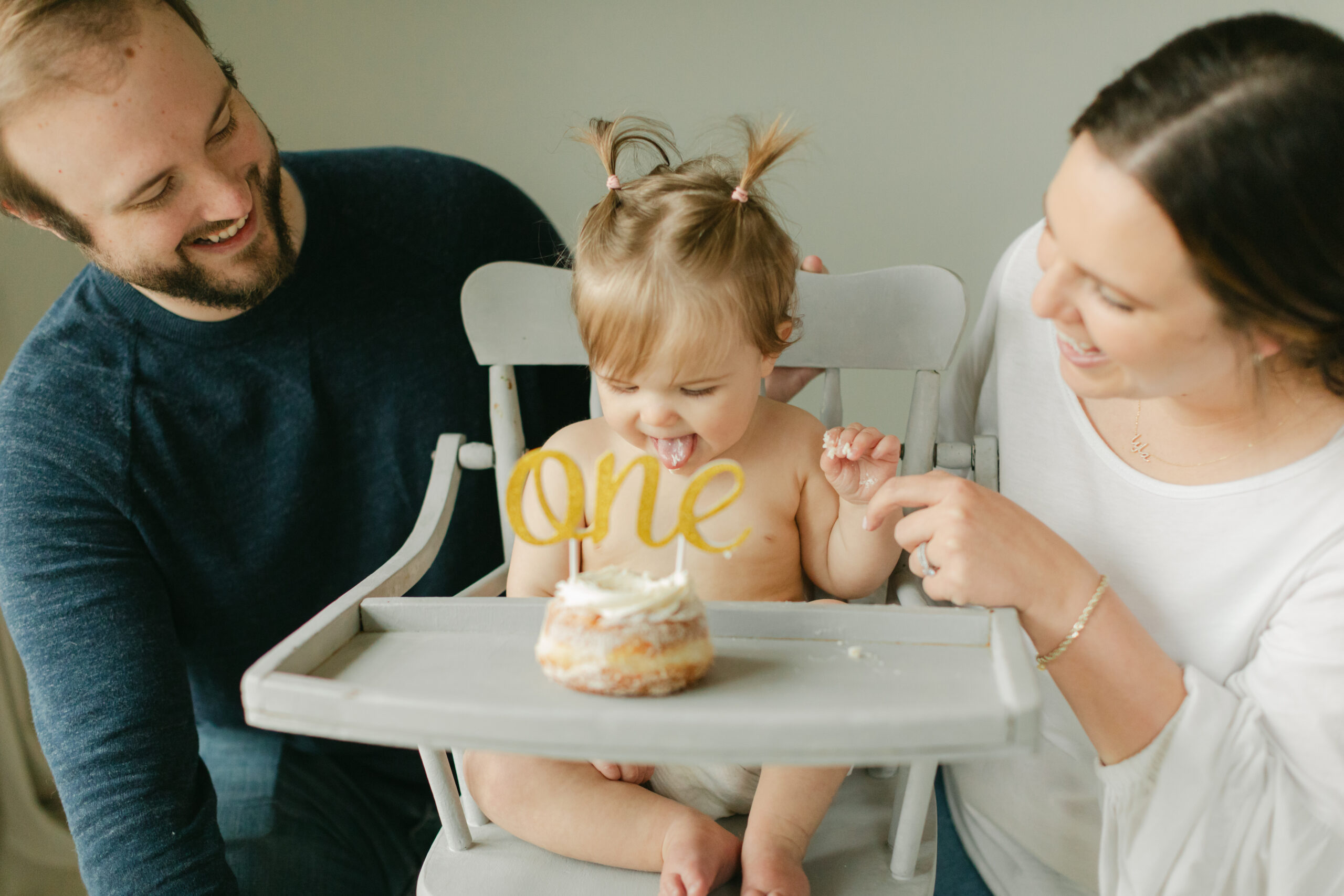parents with 1 year old baby girl. cake smash session