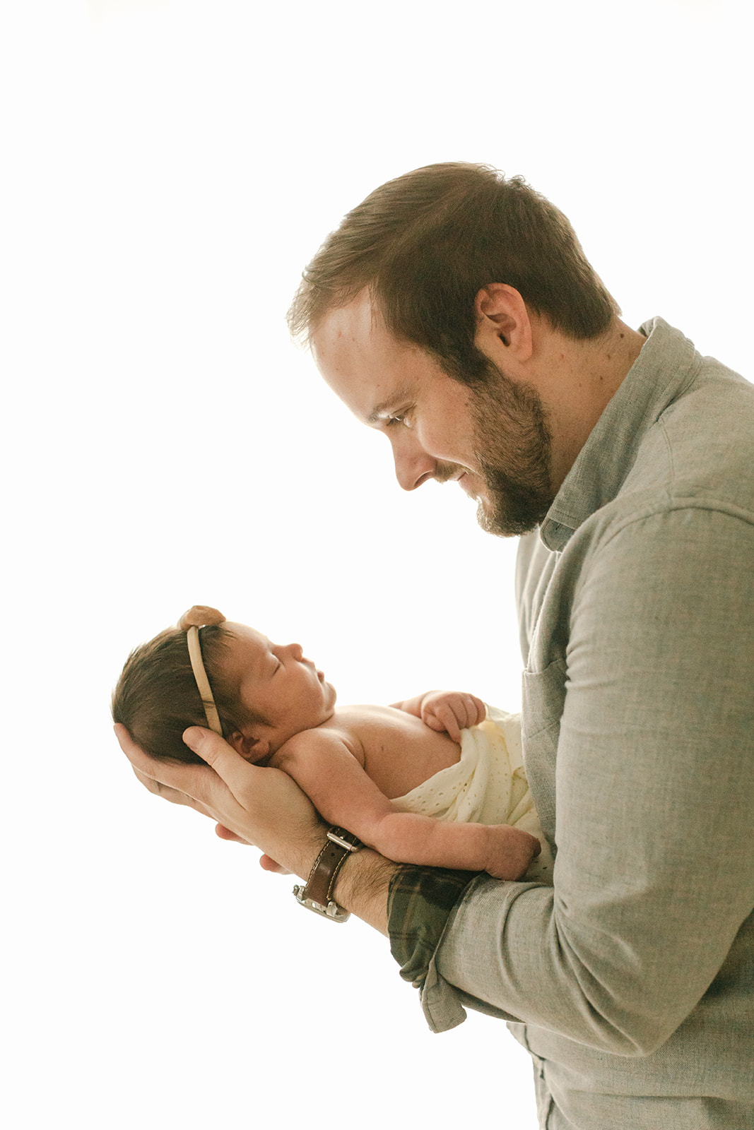 dad and newborn daughter 