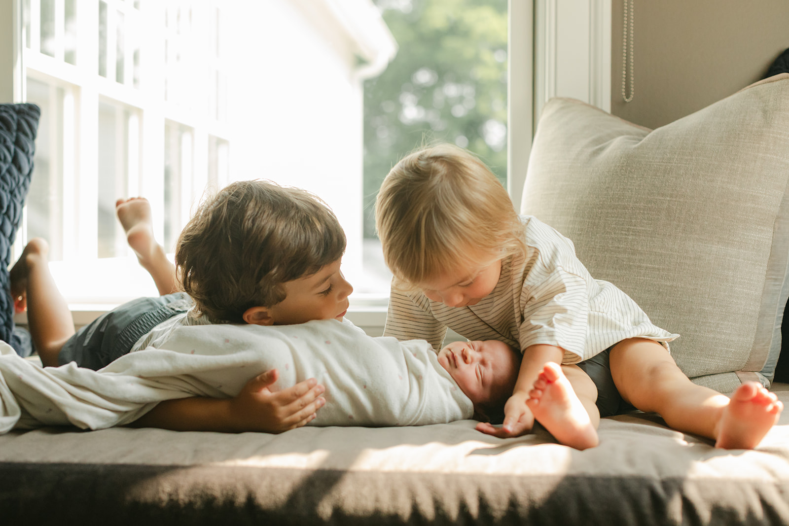 siblings with baby sister